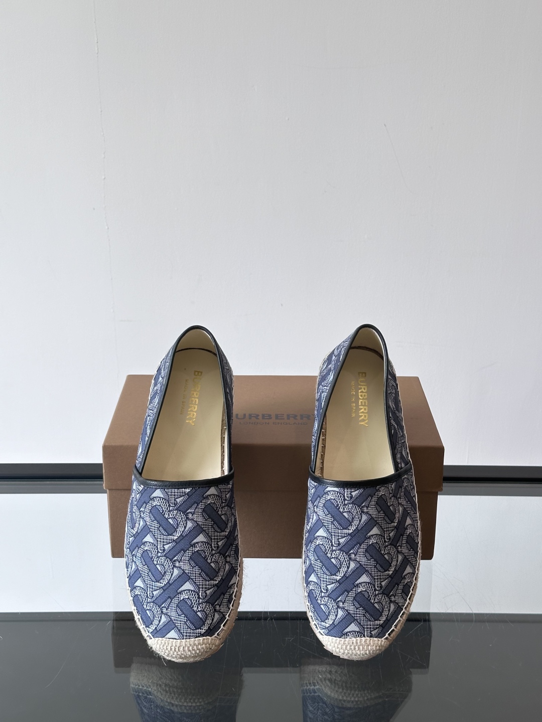 Burberry 帆布格纹一脚蹬男鞋👞！鞋面依旧是经典Vintage格纹设计，内里小牛皮 垫脚也是小牛皮