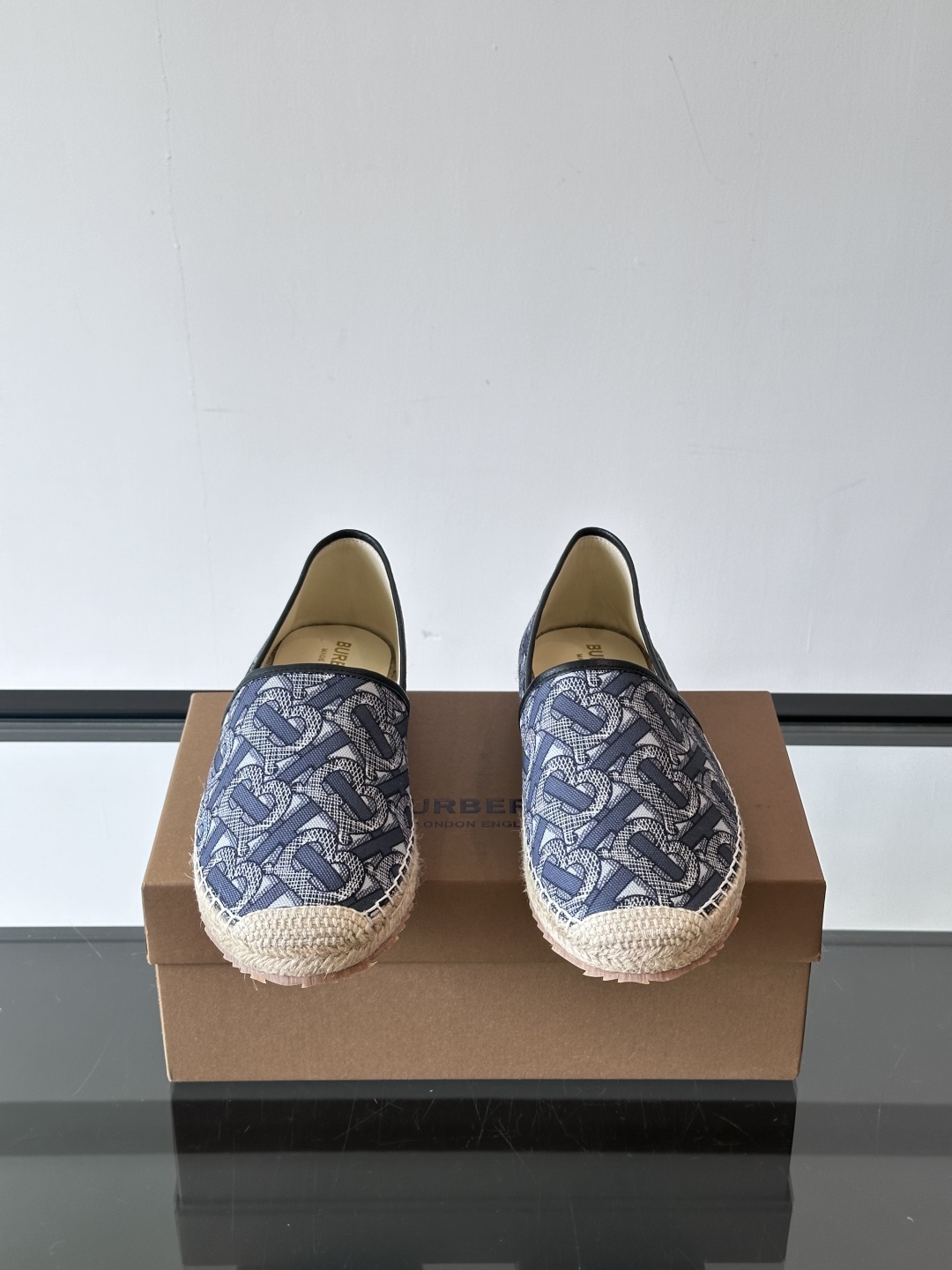 Burberry 帆布格纹一脚蹬男鞋👞！鞋面依旧是经典Vintage格纹设计，内里小牛皮 垫脚也是小牛皮