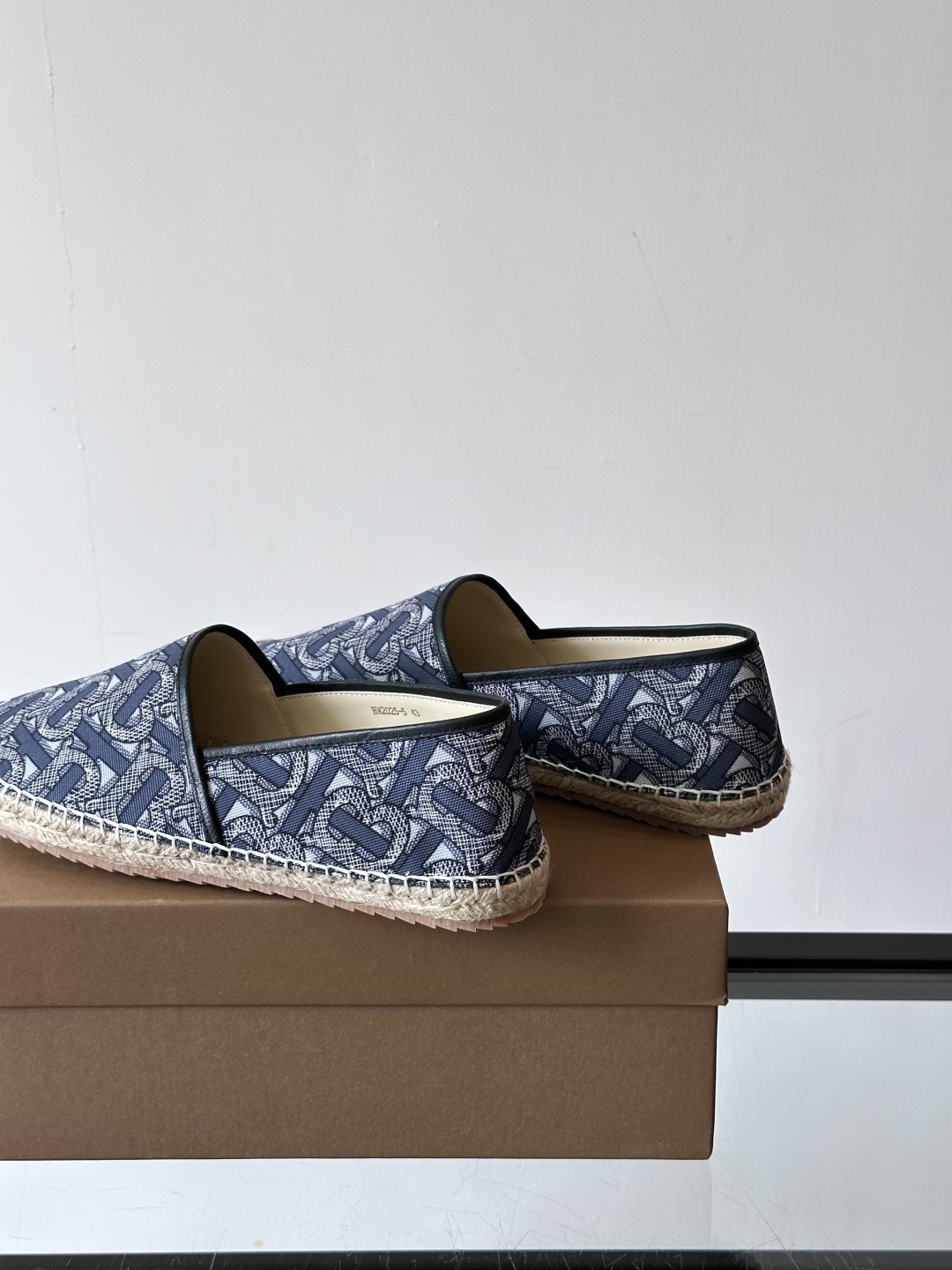 Burberry 帆布格纹一脚蹬男鞋👞！鞋面依旧是经典Vintage格纹设计，内里小牛皮 垫脚也是小牛皮
