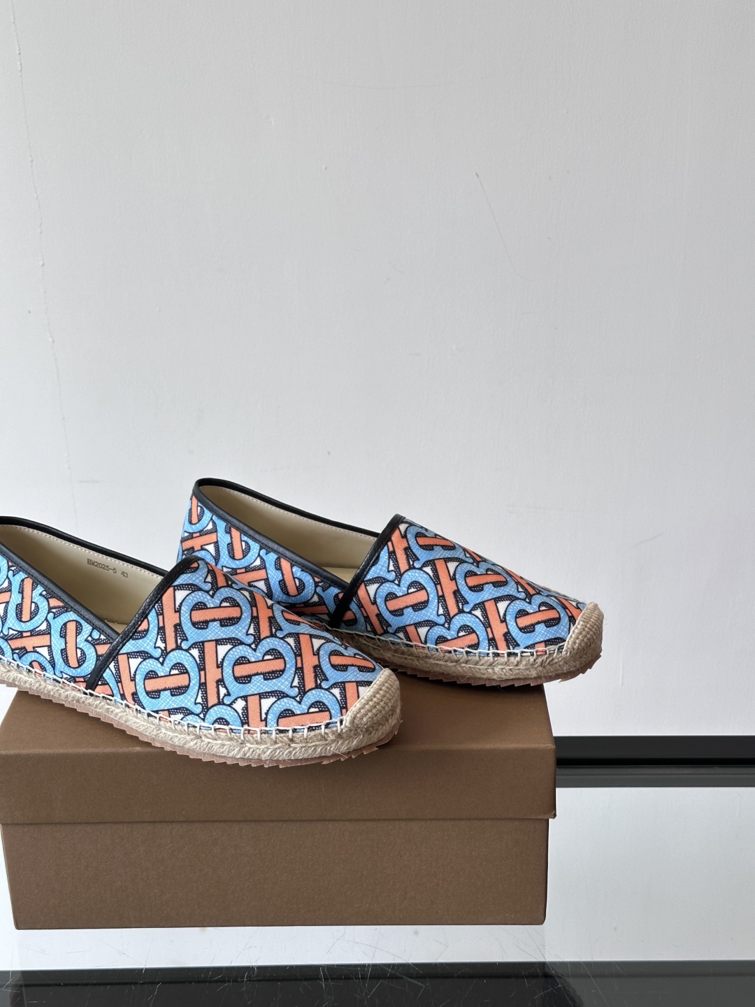 Burberry 帆布格纹一脚蹬男鞋👞！鞋面依旧是经典Vintage格纹设计，内里小牛皮 垫脚也是小牛皮