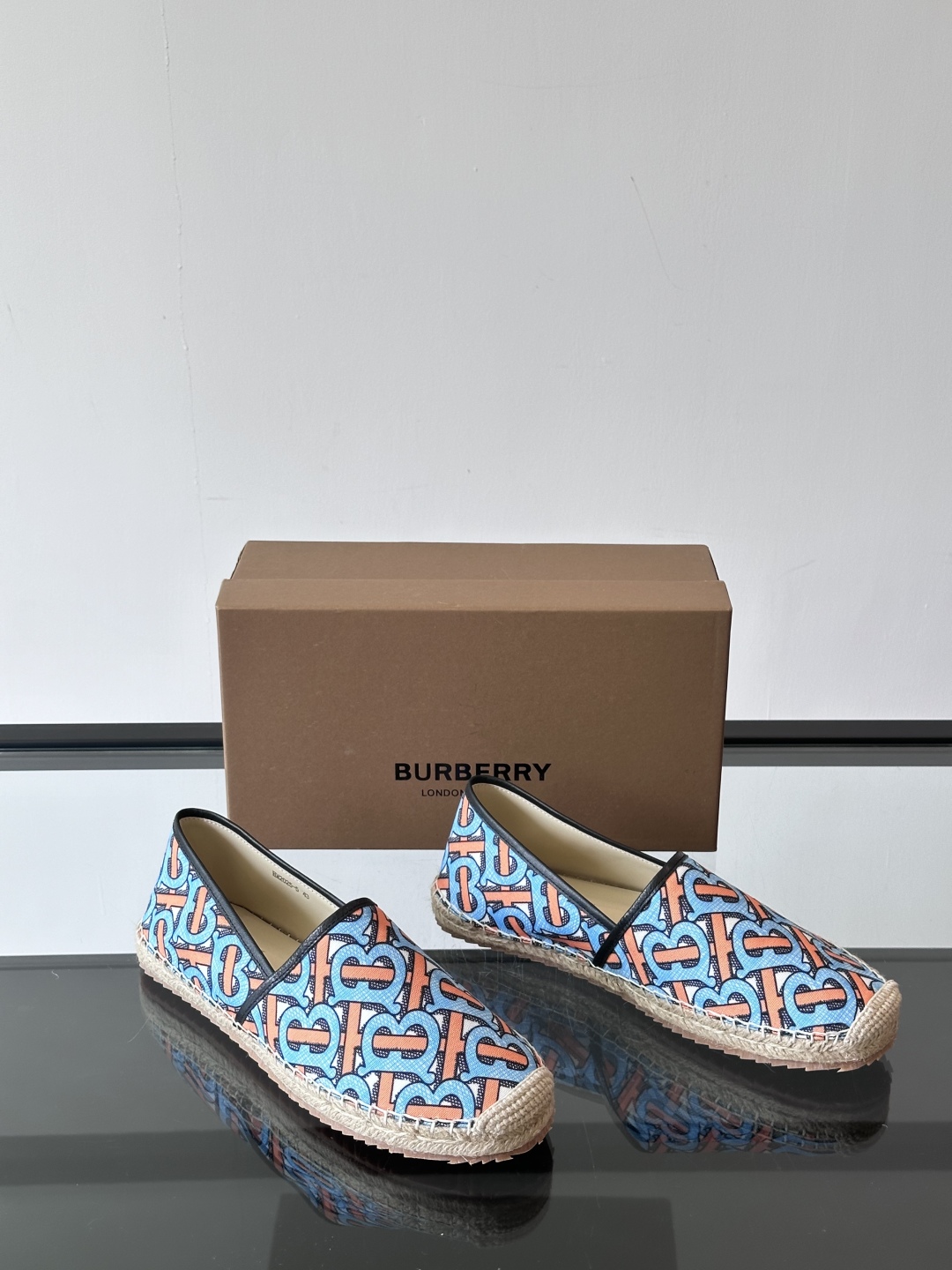 Burberry 帆布格纹一脚蹬男鞋👞！鞋面依旧是经典Vintage格纹设计，内里小牛皮 垫脚也是小牛皮