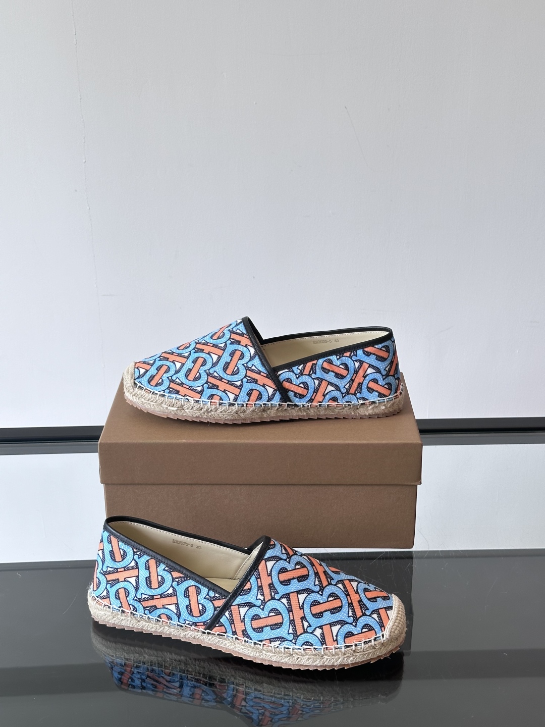 Burberry 帆布格纹一脚蹬男鞋👞！鞋面依旧是经典Vintage格纹设计，内里小牛皮 垫脚也是小牛皮