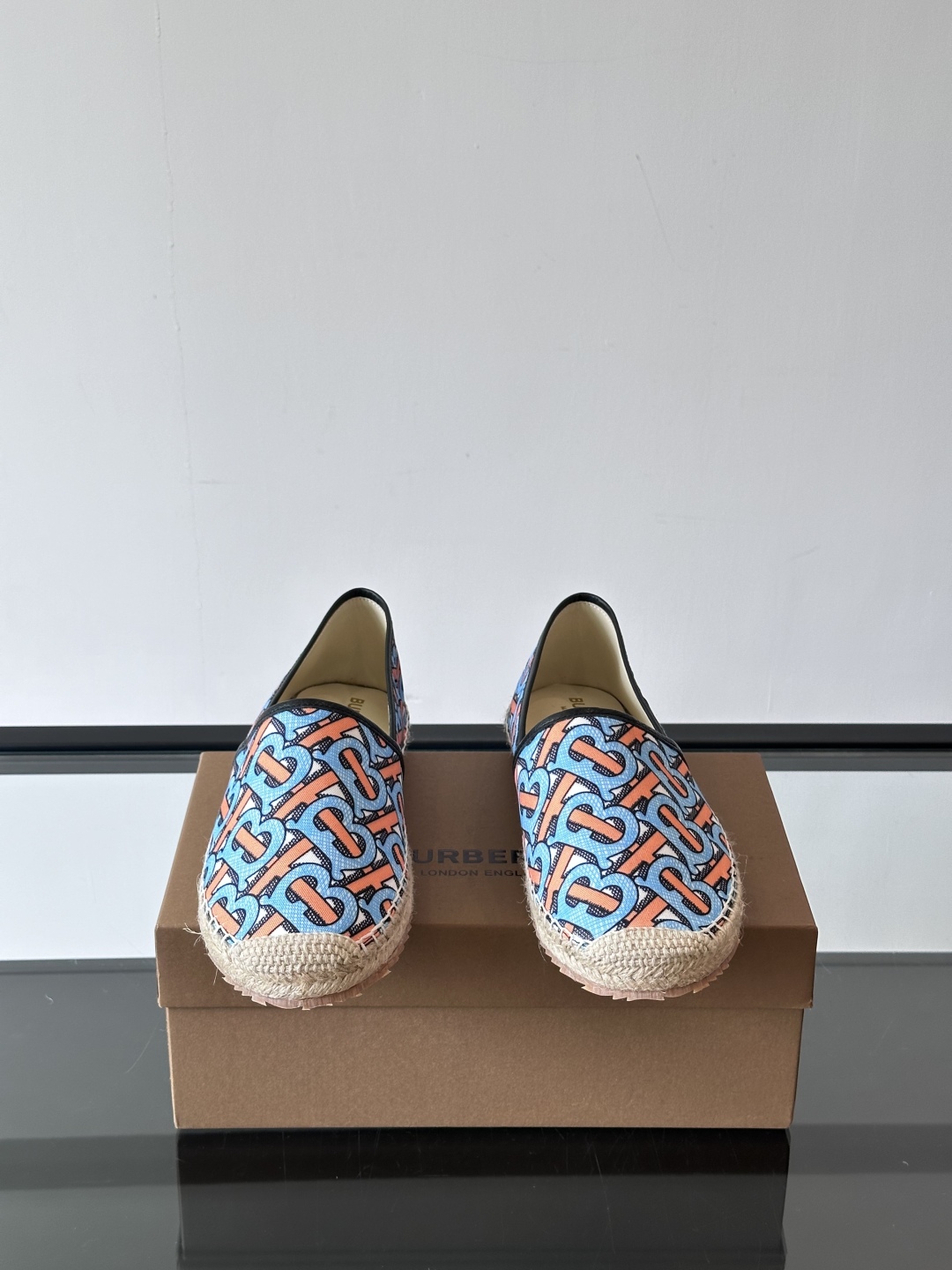 Burberry 帆布格纹一脚蹬男鞋👞！鞋面依旧是经典Vintage格纹设计，内里小牛皮 垫脚也是小牛皮