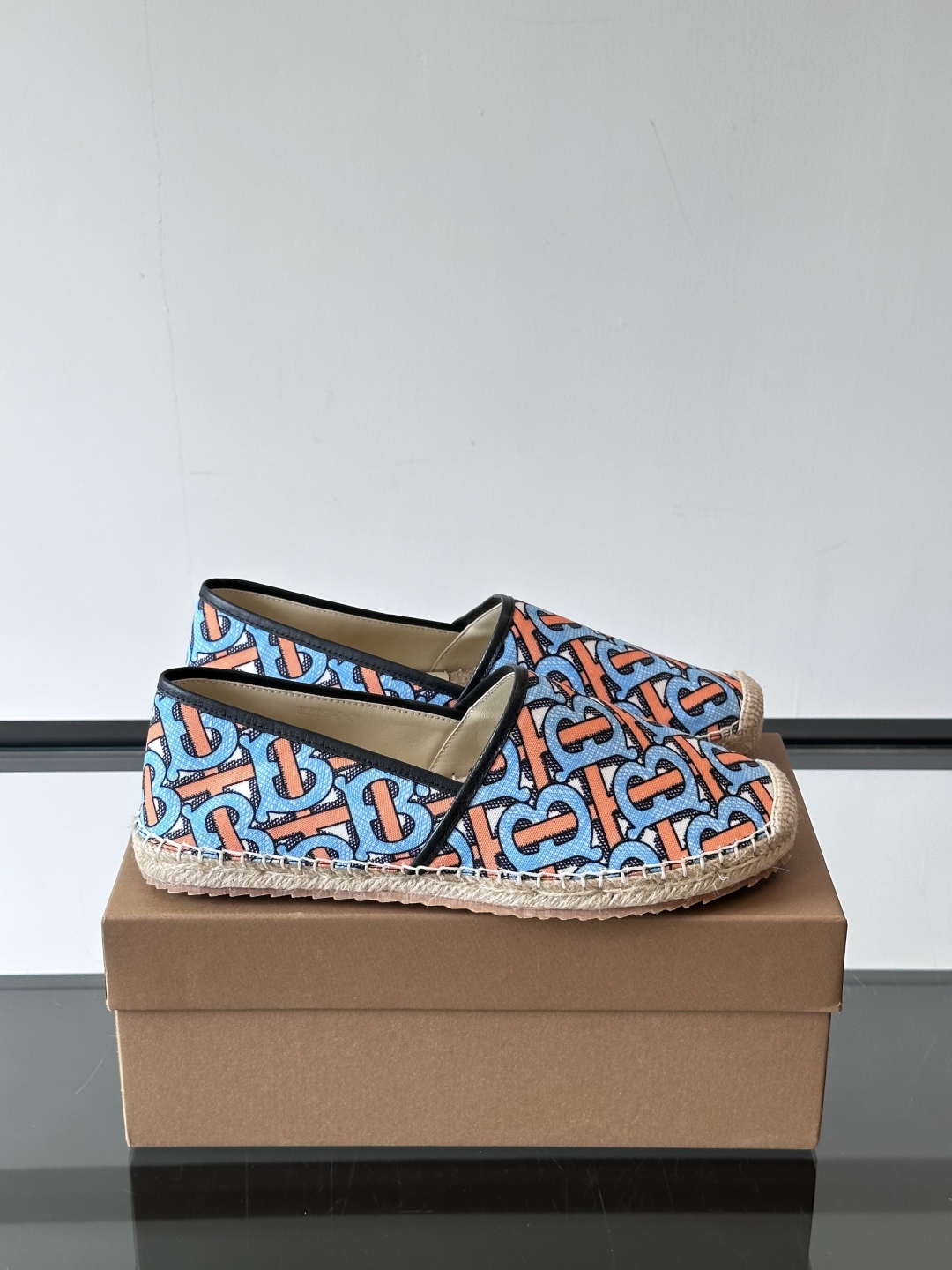 Burberry 帆布格纹一脚蹬男鞋👞！鞋面依旧是经典Vintage格纹设计，内里小牛皮 垫脚也是小牛皮