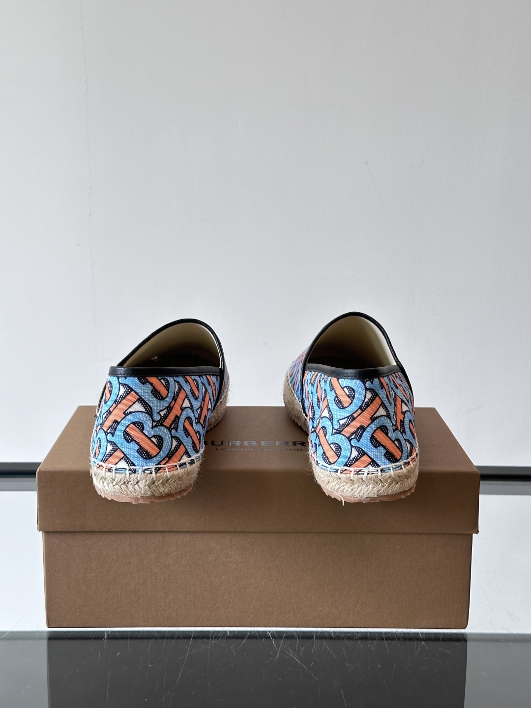 Burberry 帆布格纹一脚蹬男鞋👞！鞋面依旧是经典Vintage格纹设计，内里小牛皮 垫脚也是小牛皮
