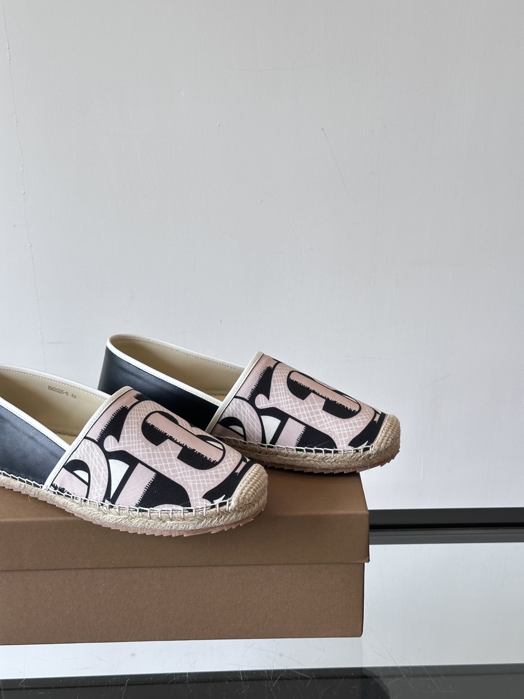 Burberry 帆布格纹一脚蹬男鞋👞！鞋面依旧是经典Vintage格纹设计，内里小牛皮 垫脚也是小牛皮