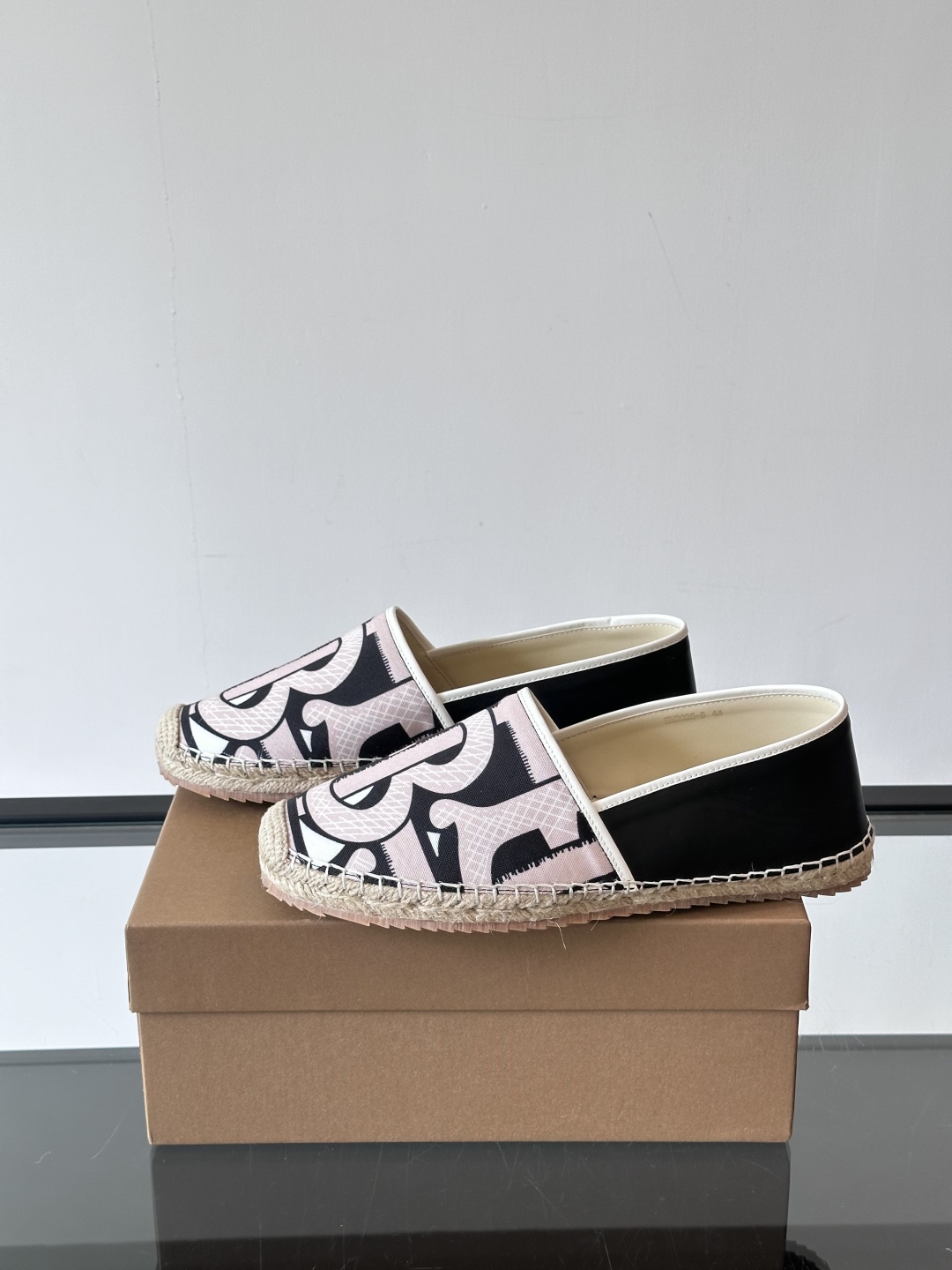 Burberry 帆布格纹一脚蹬男鞋👞！鞋面依旧是经典Vintage格纹设计，内里小牛皮 垫脚也是小牛皮