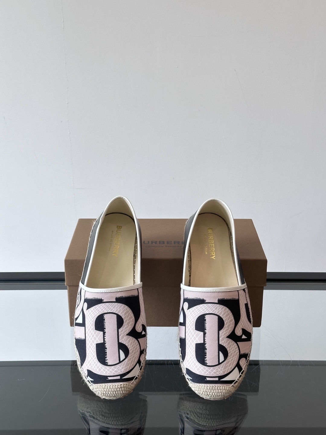 Burberry 帆布格纹一脚蹬男鞋👞！鞋面依旧是经典Vintage格纹设计，内里小牛皮 垫脚也是小牛皮
