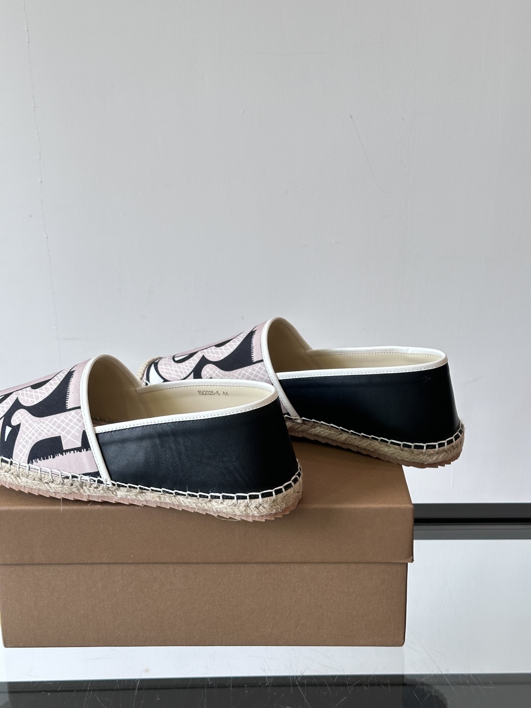 Burberry 帆布格纹一脚蹬男鞋👞！鞋面依旧是经典Vintage格纹设计，内里小牛皮 垫脚也是小牛皮