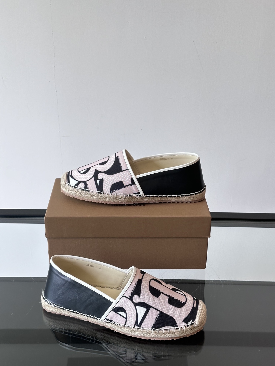 Burberry 帆布格纹一脚蹬男鞋👞！鞋面依旧是经典Vintage格纹设计，内里小牛皮 垫脚也是小牛皮