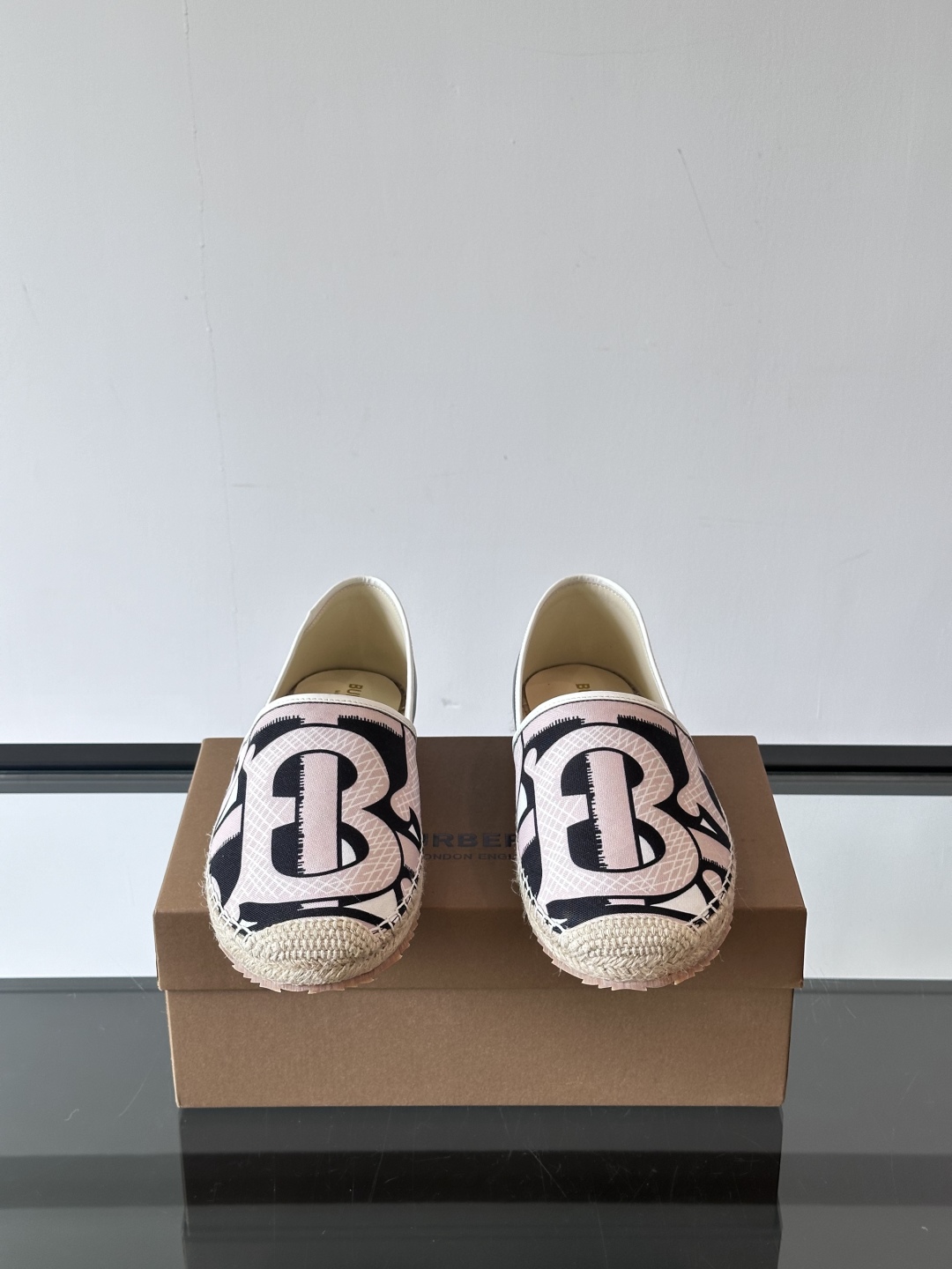 Burberry 帆布格纹一脚蹬男鞋👞！鞋面依旧是经典Vintage格纹设计，内里小牛皮 垫脚也是小牛皮