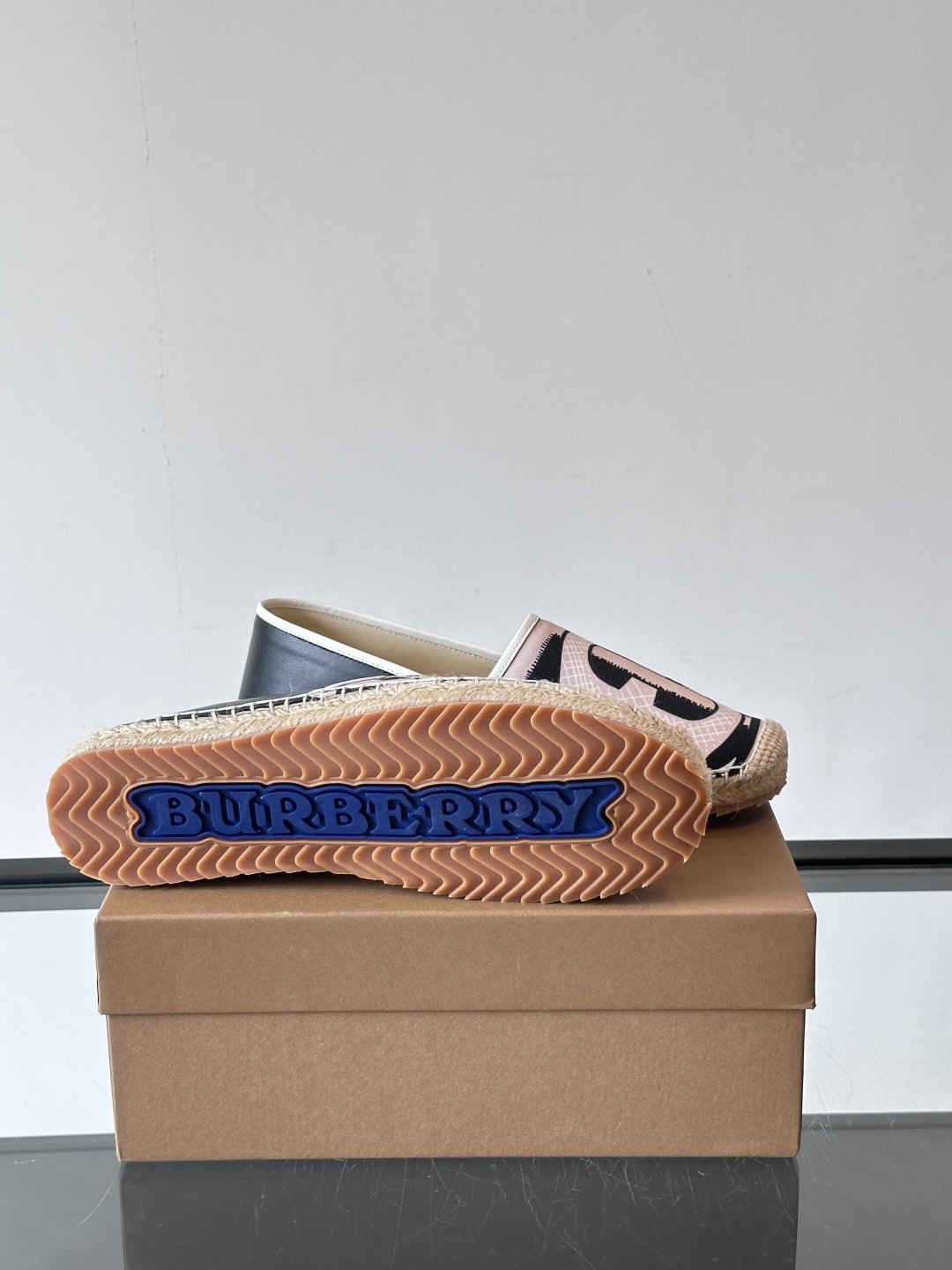 Burberry 帆布格纹一脚蹬男鞋👞！鞋面依旧是经典Vintage格纹设计，内里小牛皮 垫脚也是小牛皮