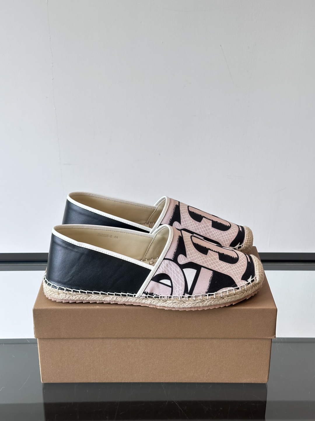 Burberry 帆布格纹一脚蹬男鞋👞！鞋面依旧是经典Vintage格纹设计，内里小牛皮 垫脚也是小牛皮