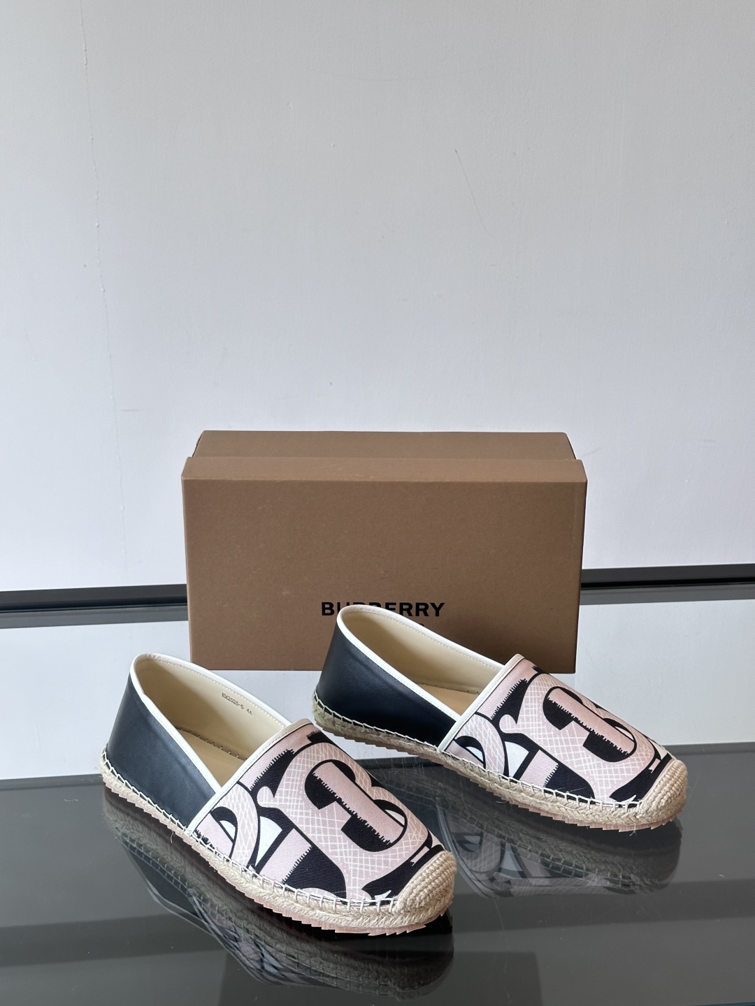 Burberry 帆布格纹一脚蹬男鞋👞！鞋面依旧是经典Vintage格纹设计，内里小牛皮 垫脚也是小牛皮