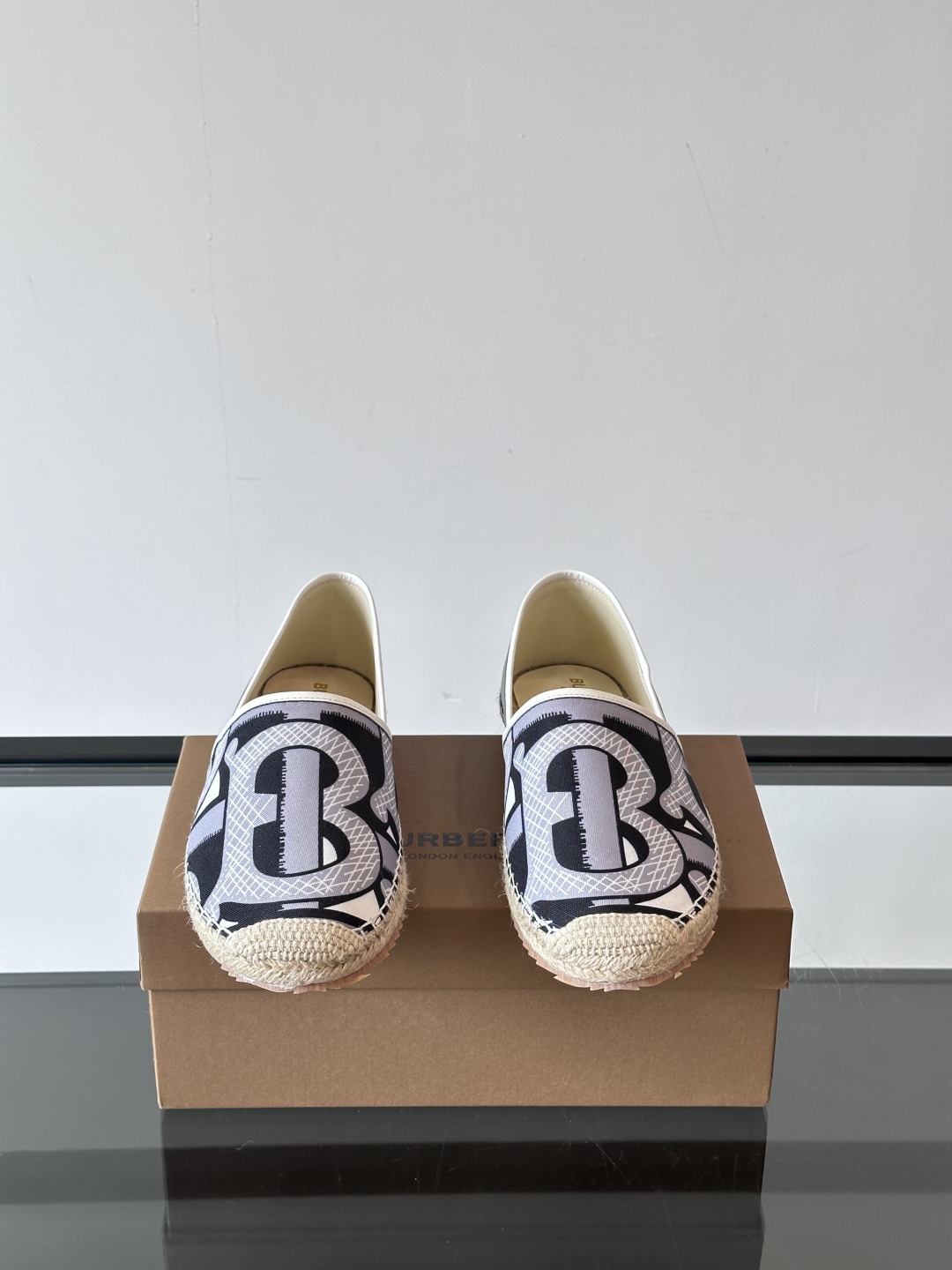 Burberry 帆布格纹一脚蹬男鞋👞！鞋面依旧是经典Vintage格纹设计，内里小牛皮 垫脚也是小牛皮