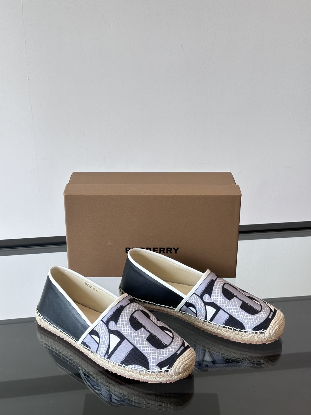 Burberry 帆布格纹一脚蹬男鞋👞！鞋面依旧是经典Vintage格纹设计，内里小牛皮 垫脚也是小牛皮