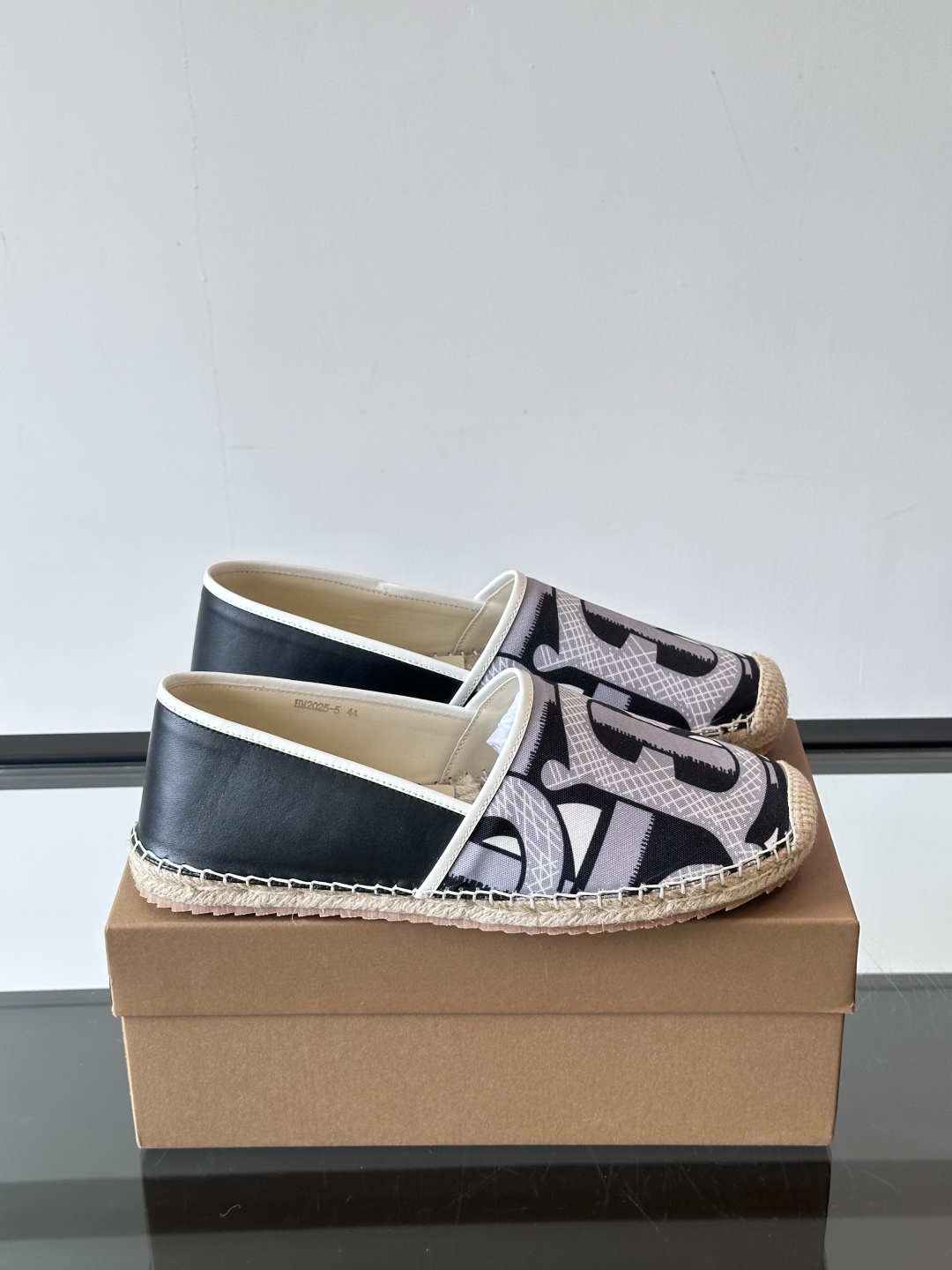 Burberry 帆布格纹一脚蹬男鞋👞！鞋面依旧是经典Vintage格纹设计，内里小牛皮 垫脚也是小牛皮