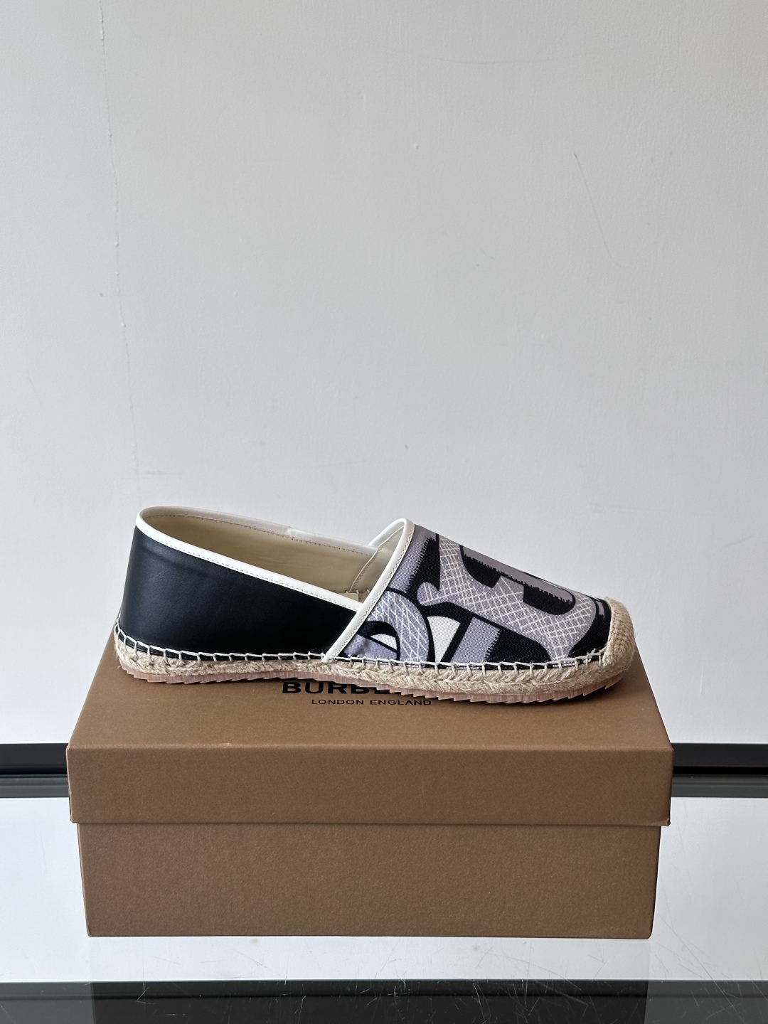 Burberry 帆布格纹一脚蹬男鞋👞！鞋面依旧是经典Vintage格纹设计，内里小牛皮 垫脚也是小牛皮