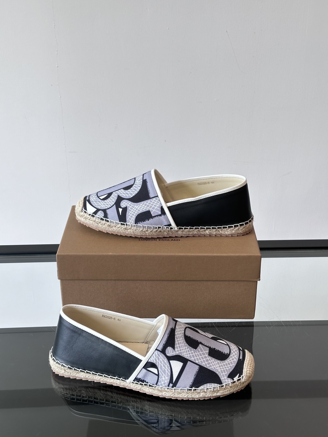 Burberry 帆布格纹一脚蹬男鞋👞！鞋面依旧是经典Vintage格纹设计，内里小牛皮 垫脚也是小牛皮