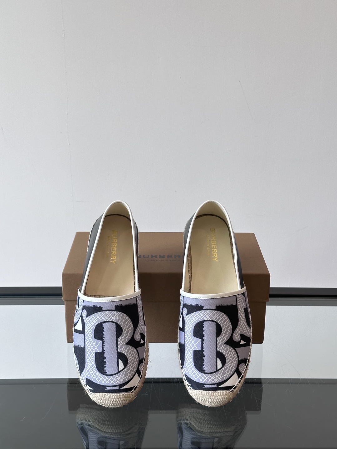Burberry 帆布格纹一脚蹬男鞋👞！鞋面依旧是经典Vintage格纹设计，内里小牛皮 垫脚也是小牛皮