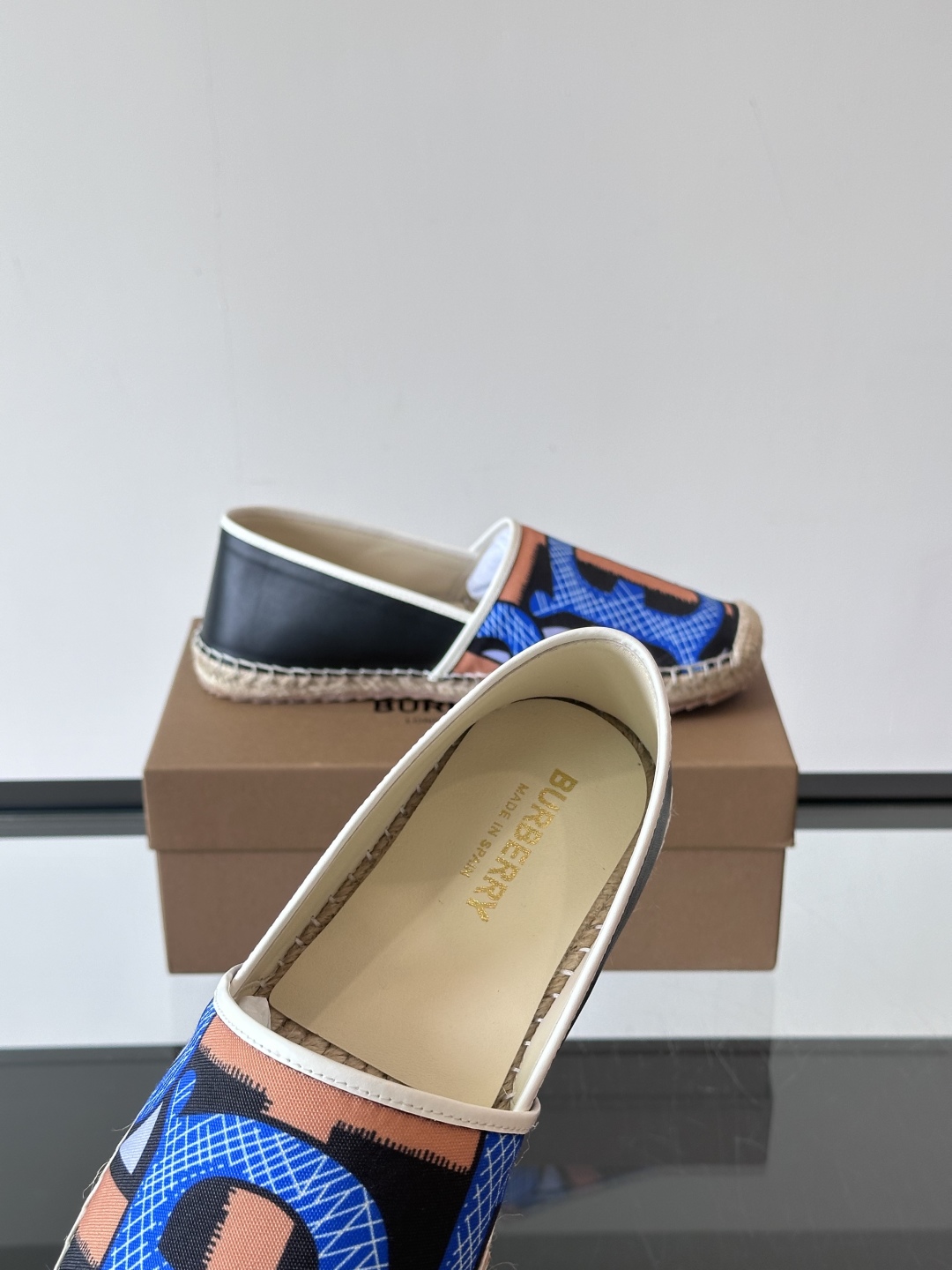 Burberry 帆布格纹一脚蹬男鞋👞！鞋面依旧是经典Vintage格纹设计，内里小牛皮 垫脚也是小牛皮