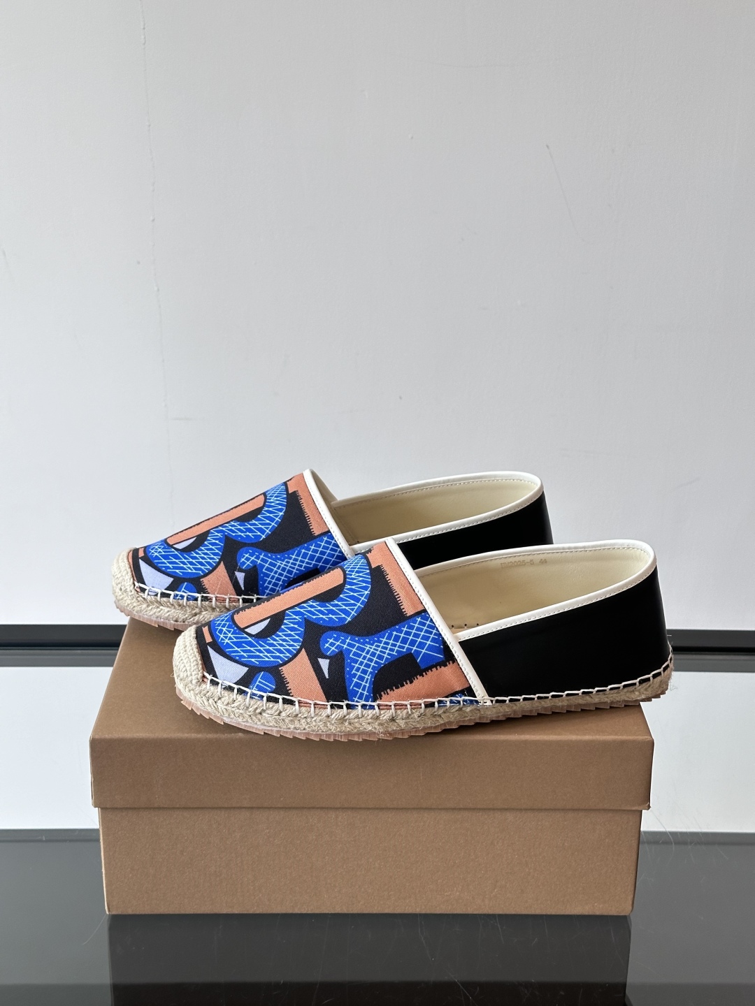 Burberry 帆布格纹一脚蹬男鞋👞！鞋面依旧是经典Vintage格纹设计，内里小牛皮 垫脚也是小牛皮