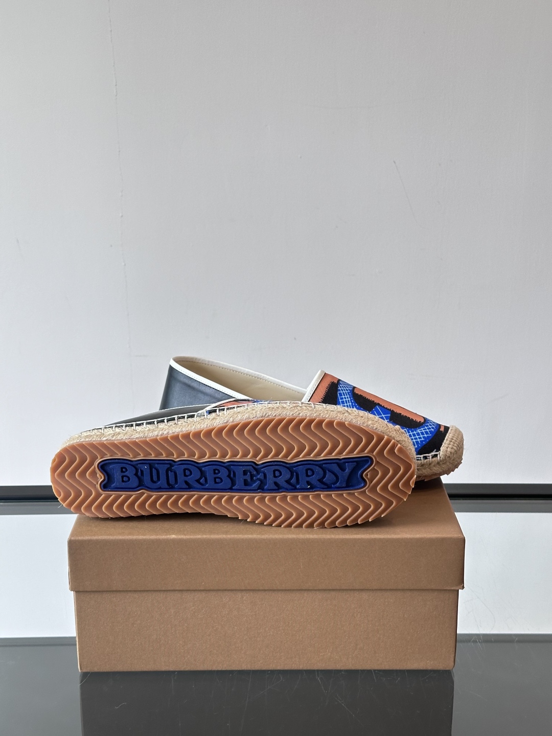 Burberry 帆布格纹一脚蹬男鞋👞！鞋面依旧是经典Vintage格纹设计，内里小牛皮 垫脚也是小牛皮