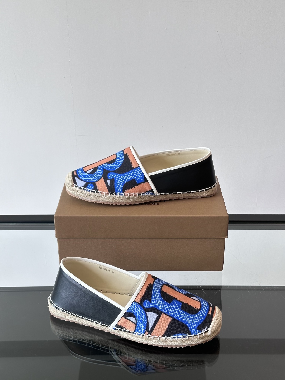 Burberry 帆布格纹一脚蹬男鞋👞！鞋面依旧是经典Vintage格纹设计，内里小牛皮 垫脚也是小牛皮