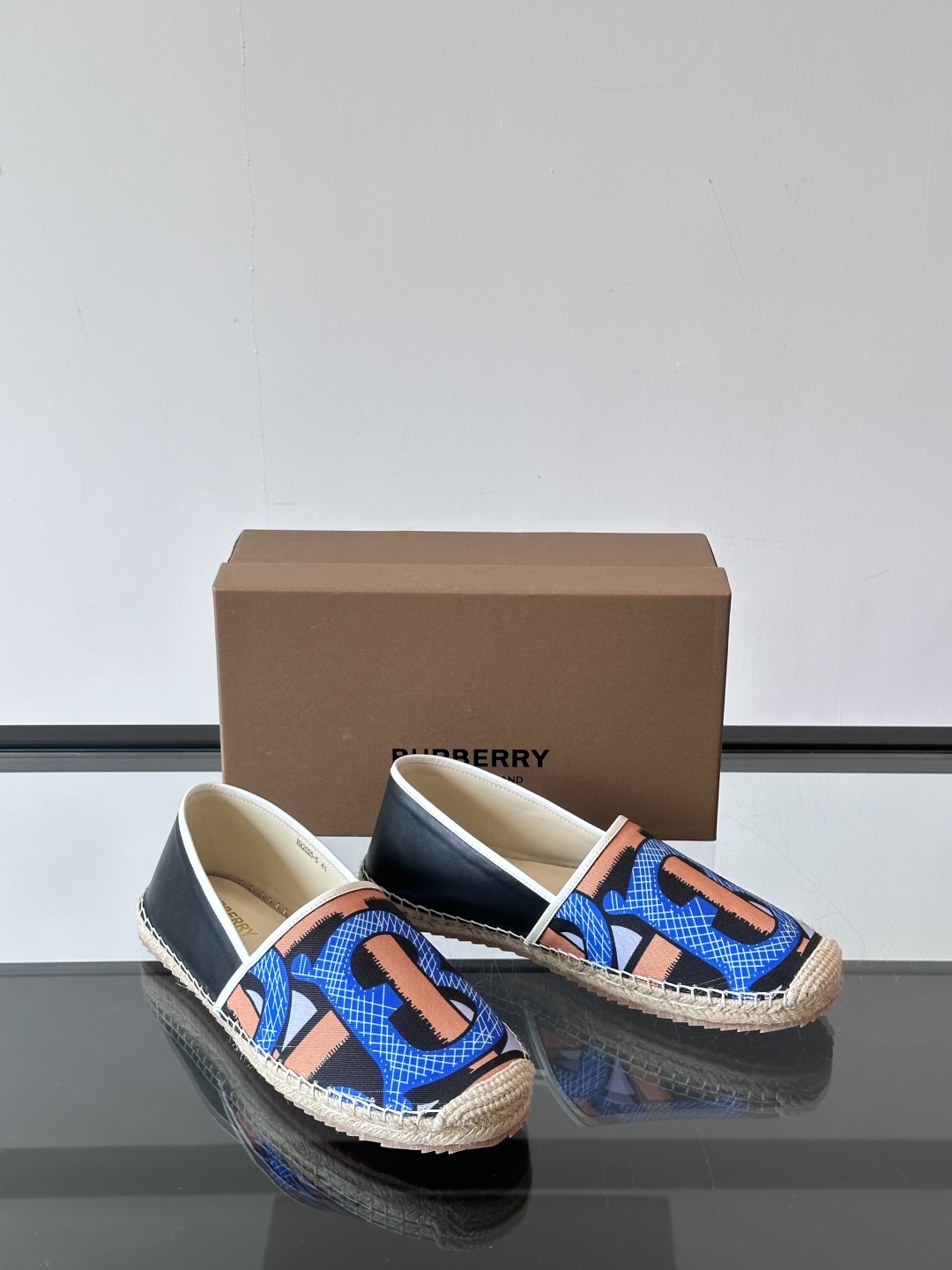 Burberry 帆布格纹一脚蹬男鞋👞！鞋面依旧是经典Vintage格纹设计，内里小牛皮 垫脚也是小牛皮