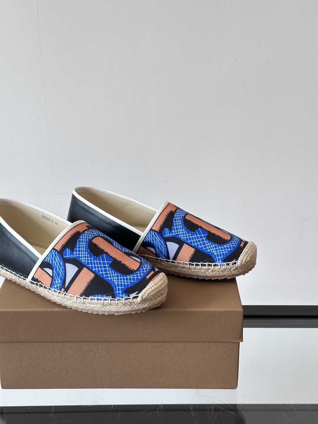 Burberry 帆布格纹一脚蹬男鞋👞！鞋面依旧是经典Vintage格纹设计，内里小牛皮 垫脚也是小牛皮
