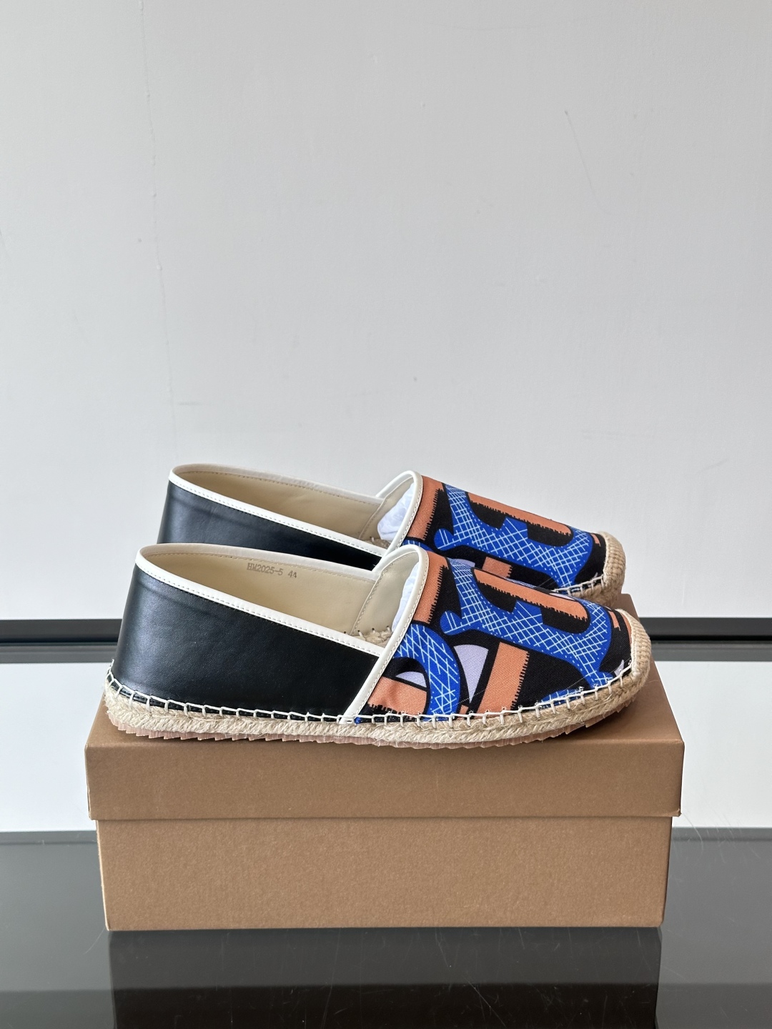 Burberry 帆布格纹一脚蹬男鞋👞！鞋面依旧是经典Vintage格纹设计，内里小牛皮 垫脚也是小牛皮