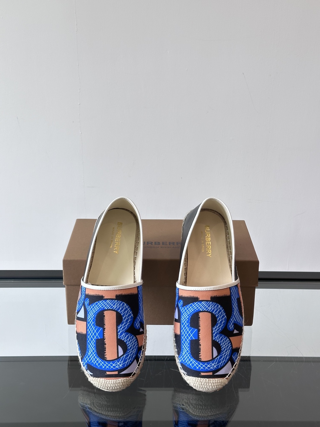 Burberry 帆布格纹一脚蹬男鞋👞！鞋面依旧是经典Vintage格纹设计，内里小牛皮 垫脚也是小牛皮