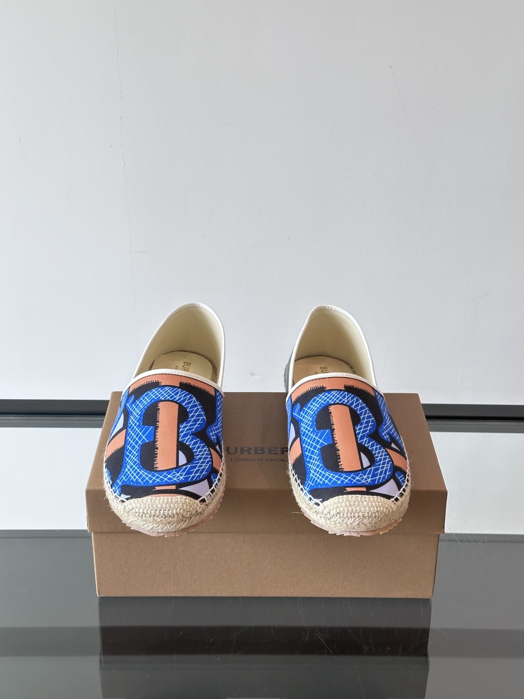 Burberry 帆布格纹一脚蹬男鞋👞！鞋面依旧是经典Vintage格纹设计，内里小牛皮 垫脚也是小牛皮