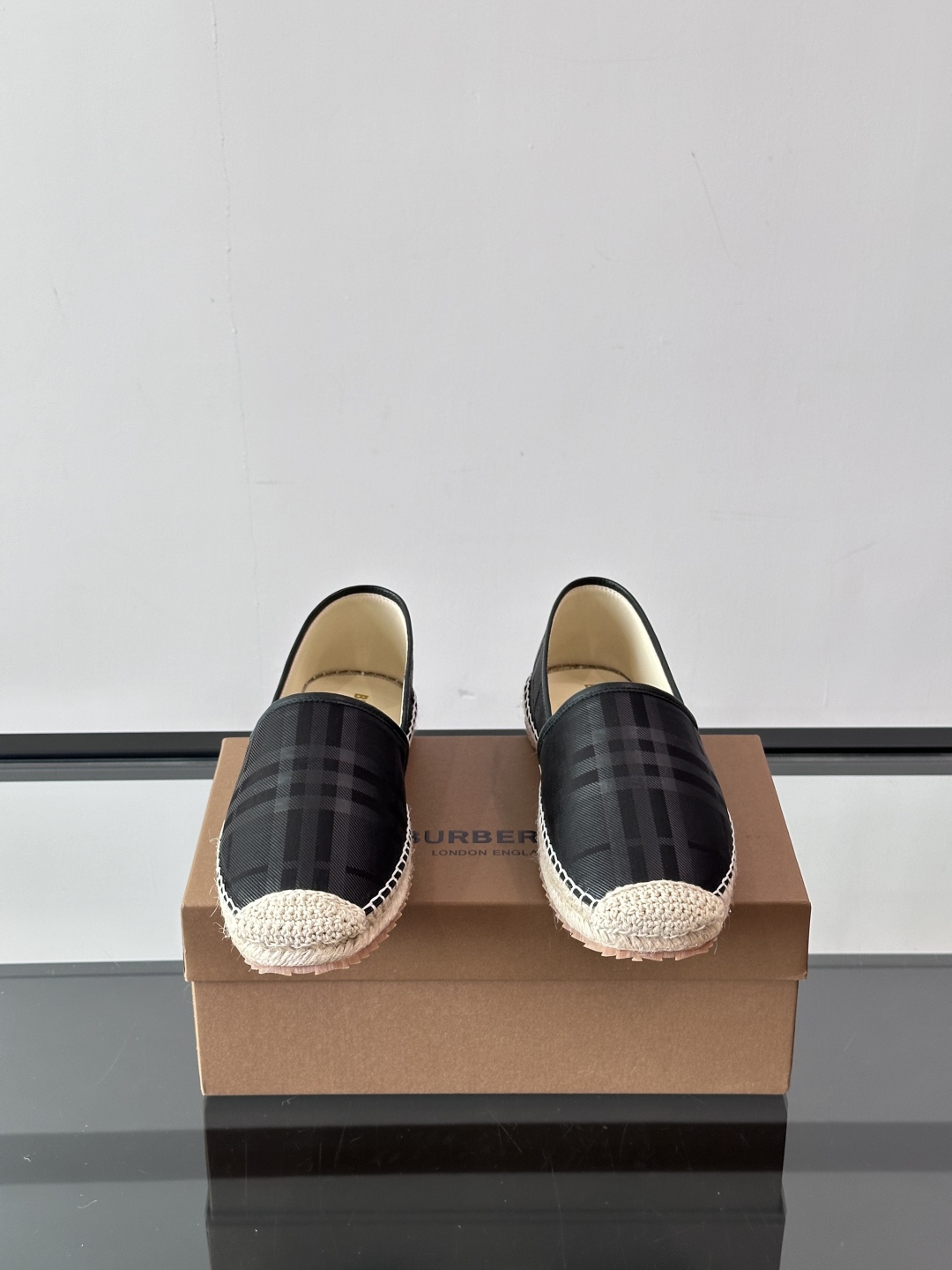 Burberry 帆布格纹一脚蹬男鞋👞！鞋面依旧是经典Vintage格纹设计，内里小牛皮 垫脚也是小牛皮