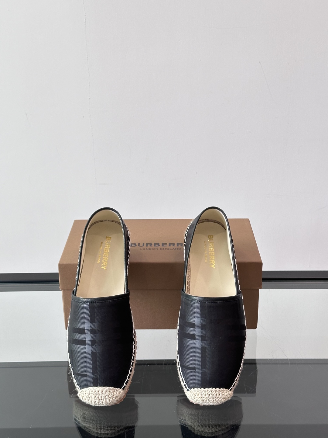 Burberry 帆布格纹一脚蹬男鞋👞！鞋面依旧是经典Vintage格纹设计，内里小牛皮 垫脚也是小牛皮