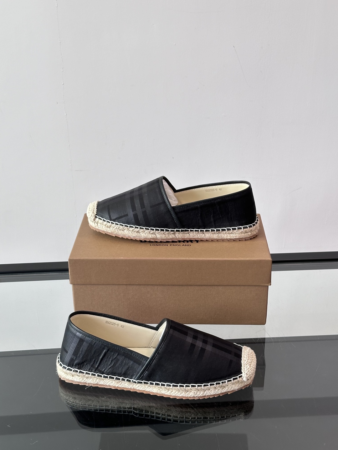 Burberry 帆布格纹一脚蹬男鞋👞！鞋面依旧是经典Vintage格纹设计，内里小牛皮 垫脚也是小牛皮