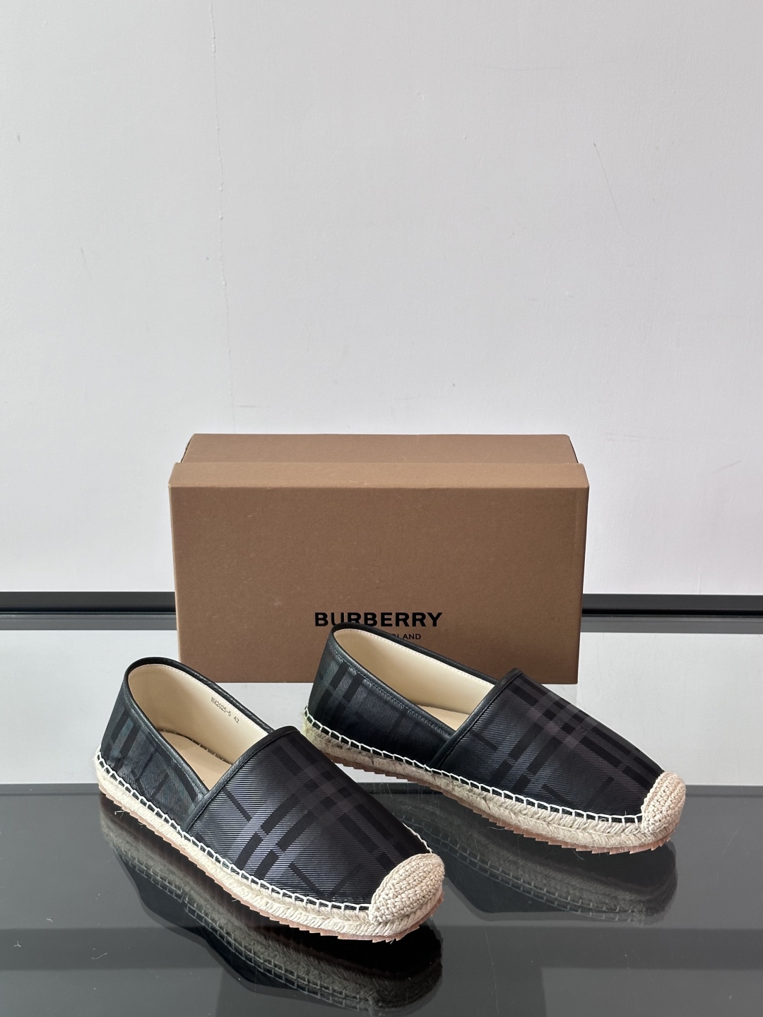 Burberry 帆布格纹一脚蹬男鞋👞！鞋面依旧是经典Vintage格纹设计，内里小牛皮 垫脚也是小牛皮