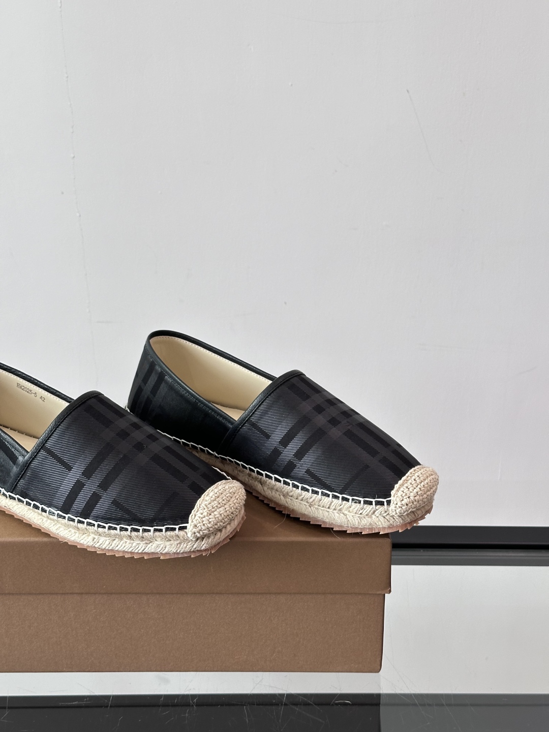 Burberry 帆布格纹一脚蹬男鞋👞！鞋面依旧是经典Vintage格纹设计，内里小牛皮 垫脚也是小牛皮
