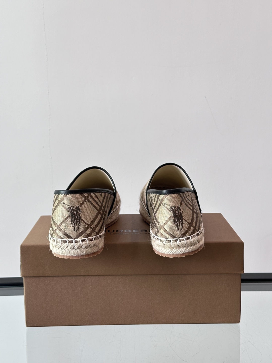 Burberry 帆布格纹一脚蹬男鞋👞！鞋面依旧是经典Vintage格纹设计，内里小牛皮 垫脚也是小牛皮