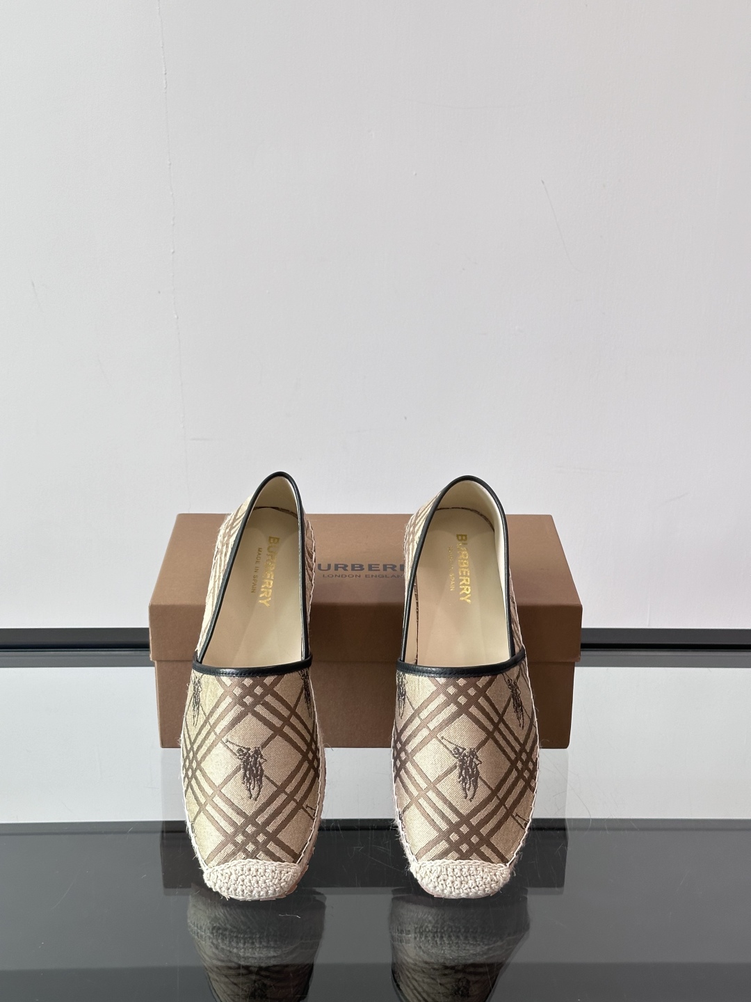 Burberry 帆布格纹一脚蹬男鞋👞！鞋面依旧是经典Vintage格纹设计，内里小牛皮 垫脚也是小牛皮