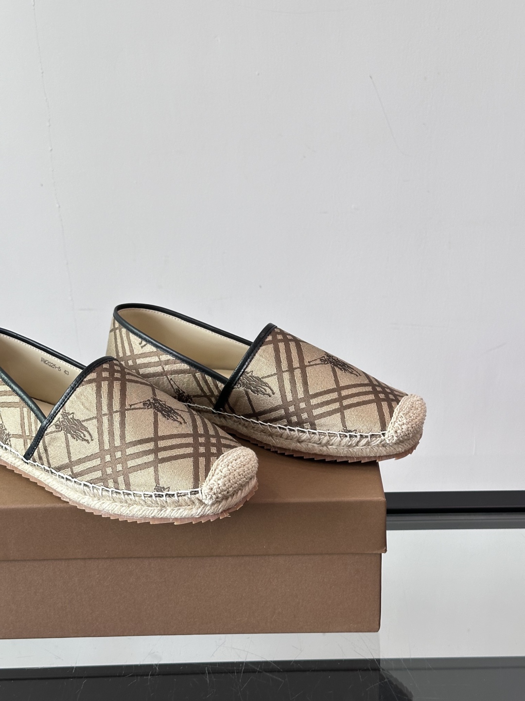 Burberry 帆布格纹一脚蹬男鞋👞！鞋面依旧是经典Vintage格纹设计，内里小牛皮 垫脚也是小牛皮