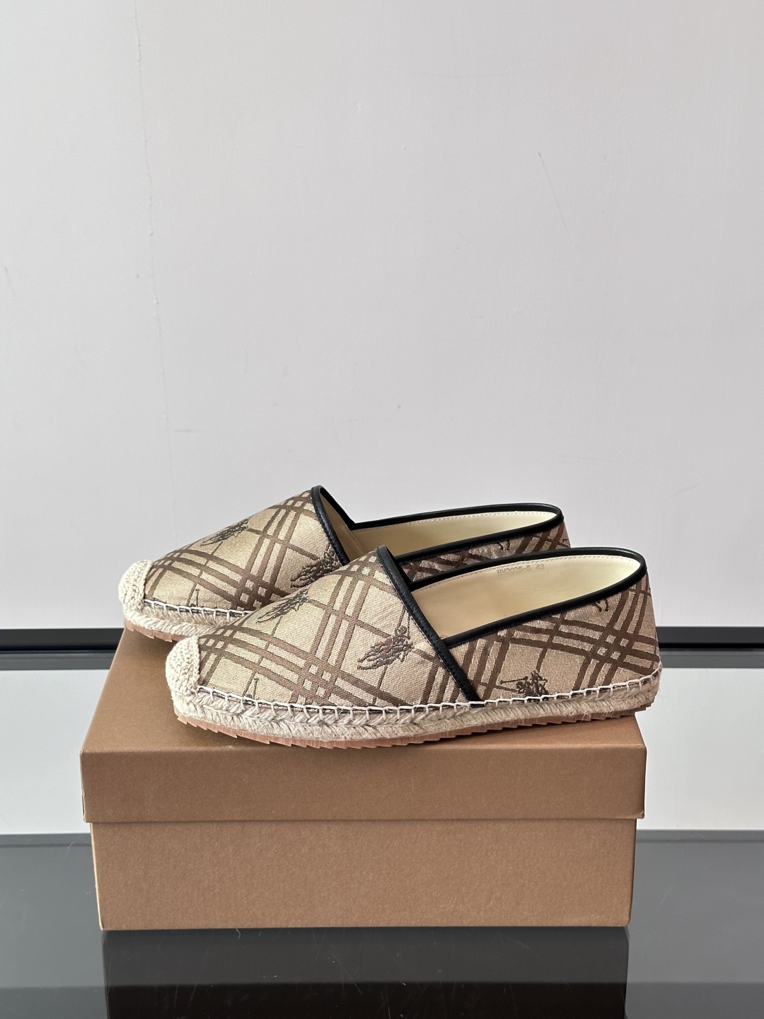 Burberry 帆布格纹一脚蹬男鞋👞！鞋面依旧是经典Vintage格纹设计，内里小牛皮 垫脚也是小牛皮