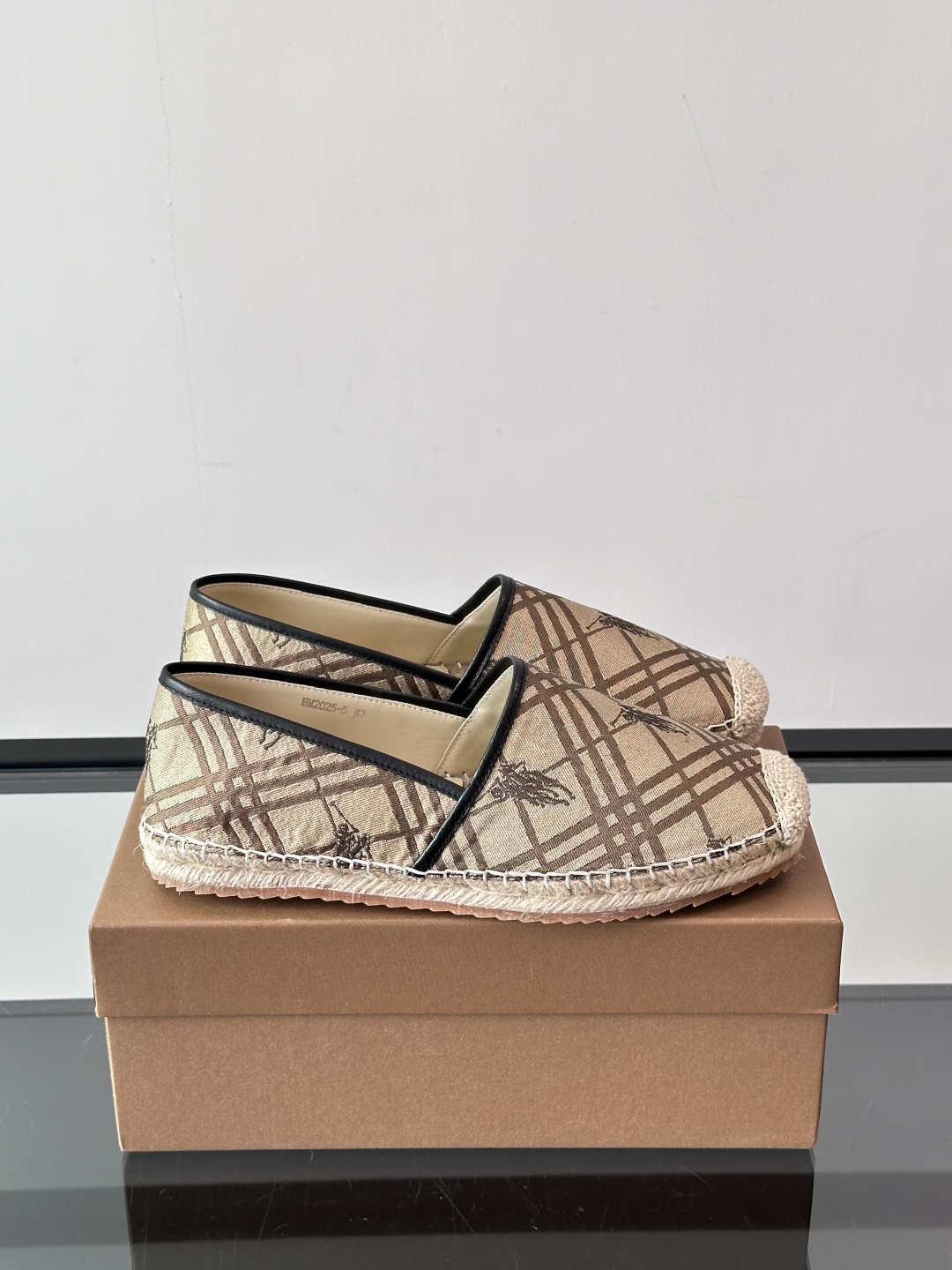 Burberry 帆布格纹一脚蹬男鞋👞！鞋面依旧是经典Vintage格纹设计，内里小牛皮 垫脚也是小牛皮