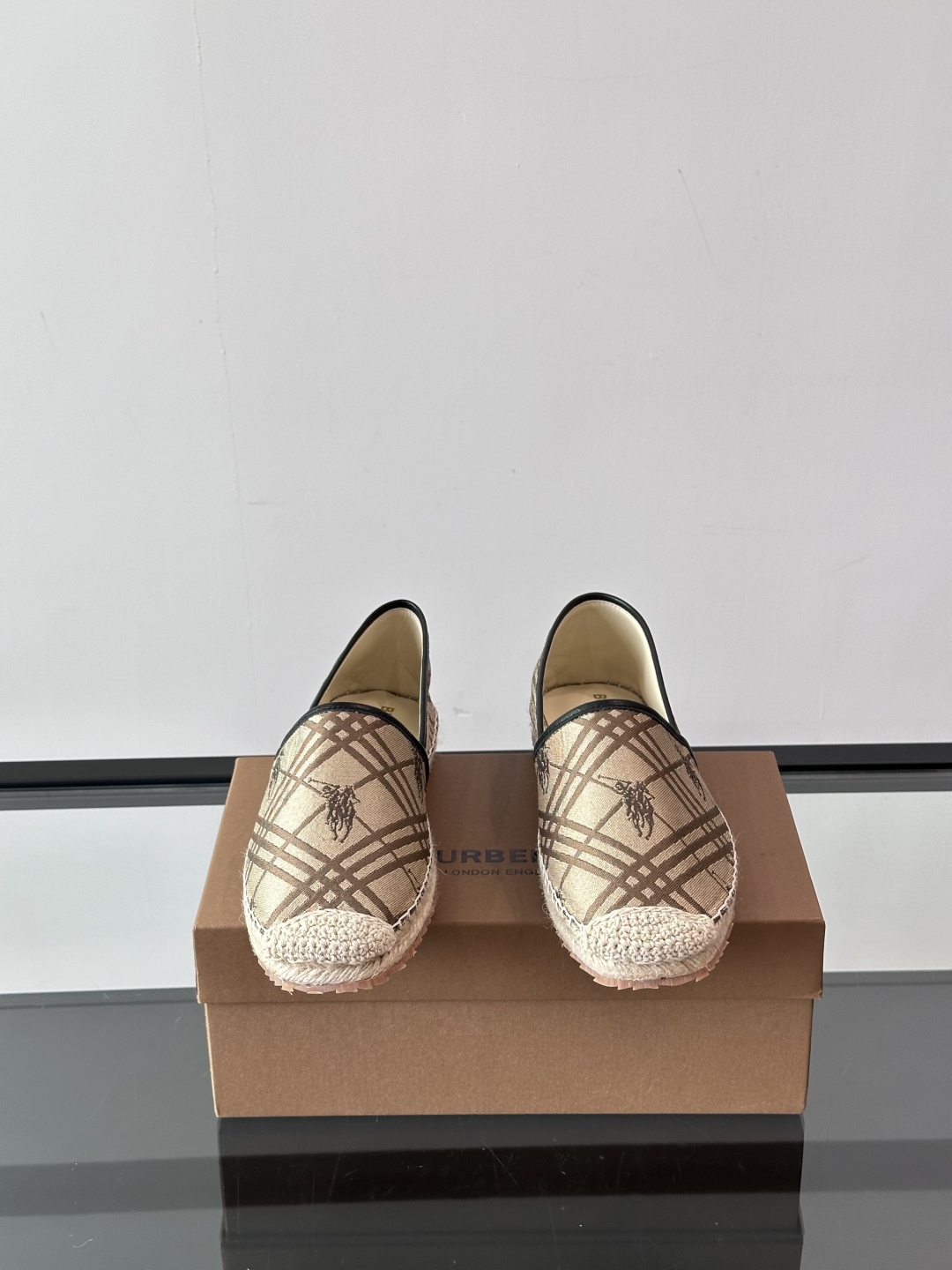 Burberry 帆布格纹一脚蹬男鞋👞！鞋面依旧是经典Vintage格纹设计，内里小牛皮 垫脚也是小牛皮