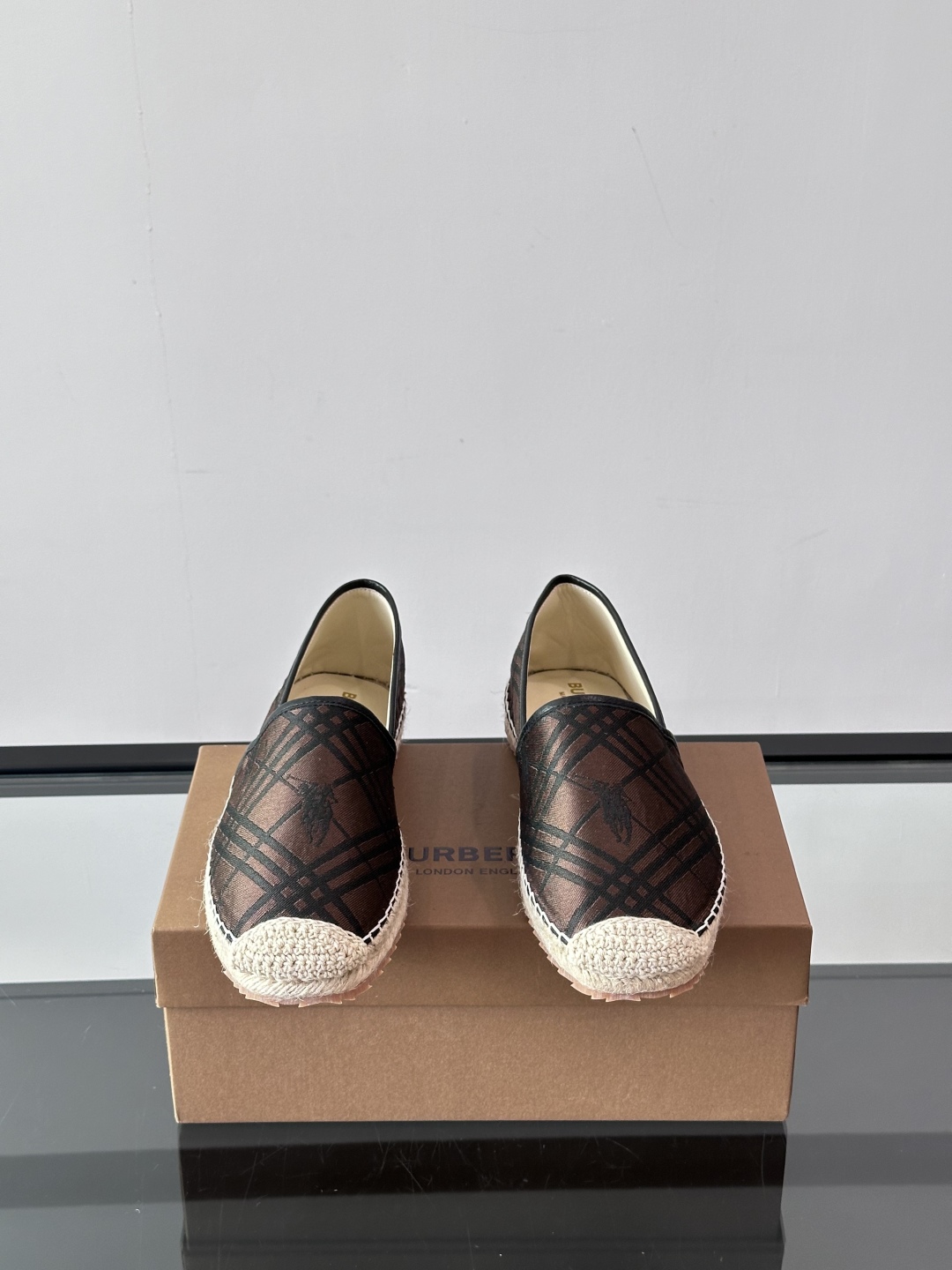 Burberry 帆布格纹一脚蹬男鞋👞！鞋面依旧是经典Vintage格纹设计，内里小牛皮 垫脚也是小牛皮
