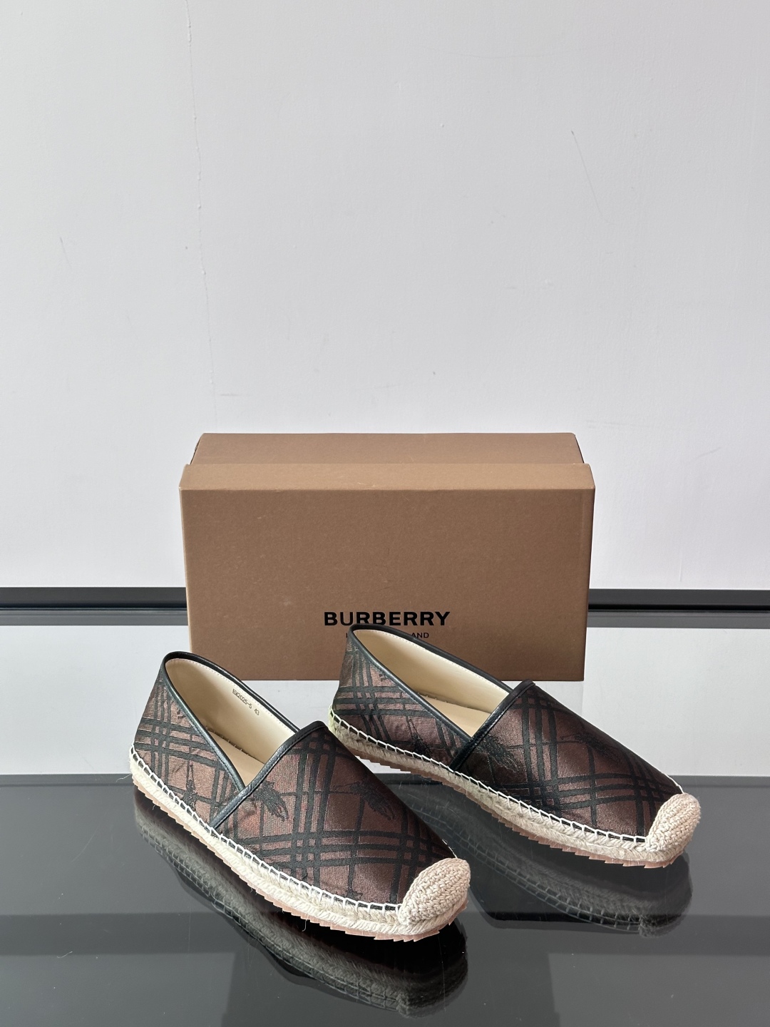 Burberry 帆布格纹一脚蹬男鞋👞！鞋面依旧是经典Vintage格纹设计，内里小牛皮 垫脚也是小牛皮