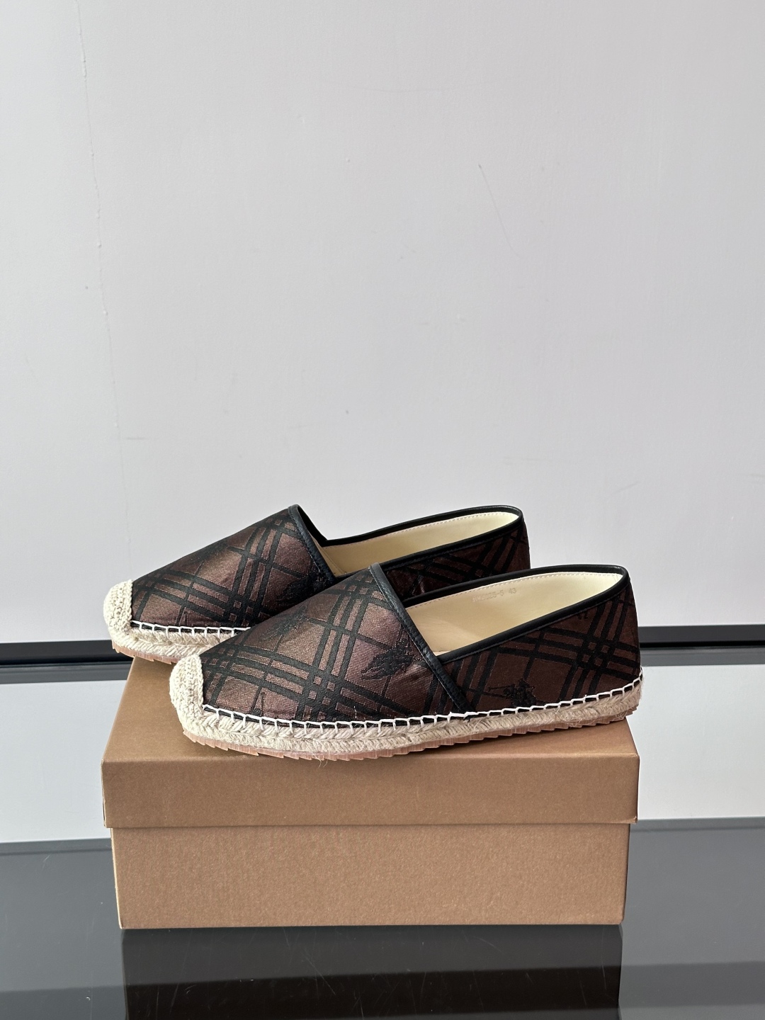 Burberry 帆布格纹一脚蹬男鞋👞！鞋面依旧是经典Vintage格纹设计，内里小牛皮 垫脚也是小牛皮