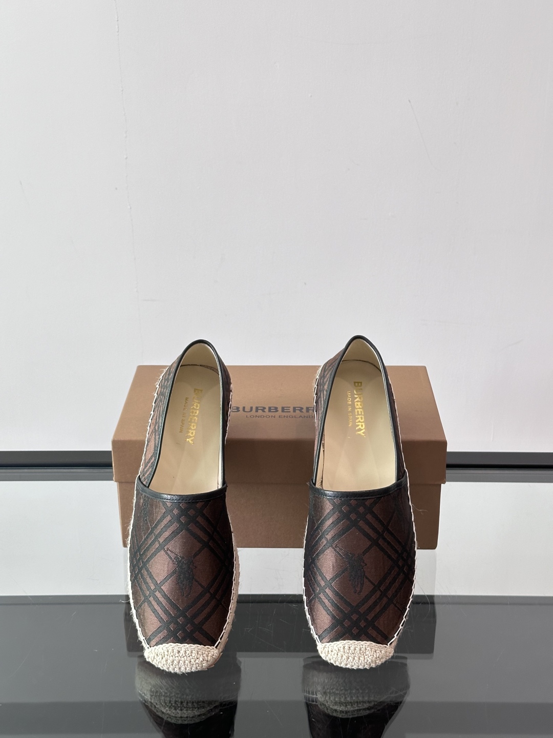 Burberry 帆布格纹一脚蹬男鞋👞！鞋面依旧是经典Vintage格纹设计，内里小牛皮 垫脚也是小牛皮
