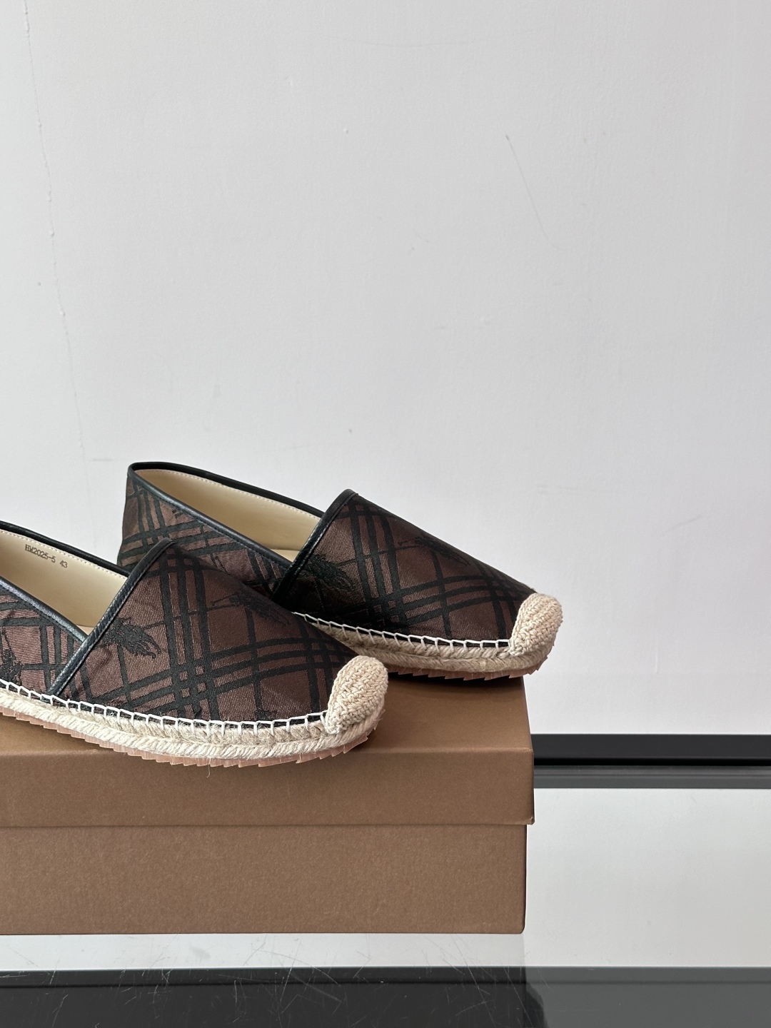 Burberry 帆布格纹一脚蹬男鞋👞！鞋面依旧是经典Vintage格纹设计，内里小牛皮 垫脚也是小牛皮