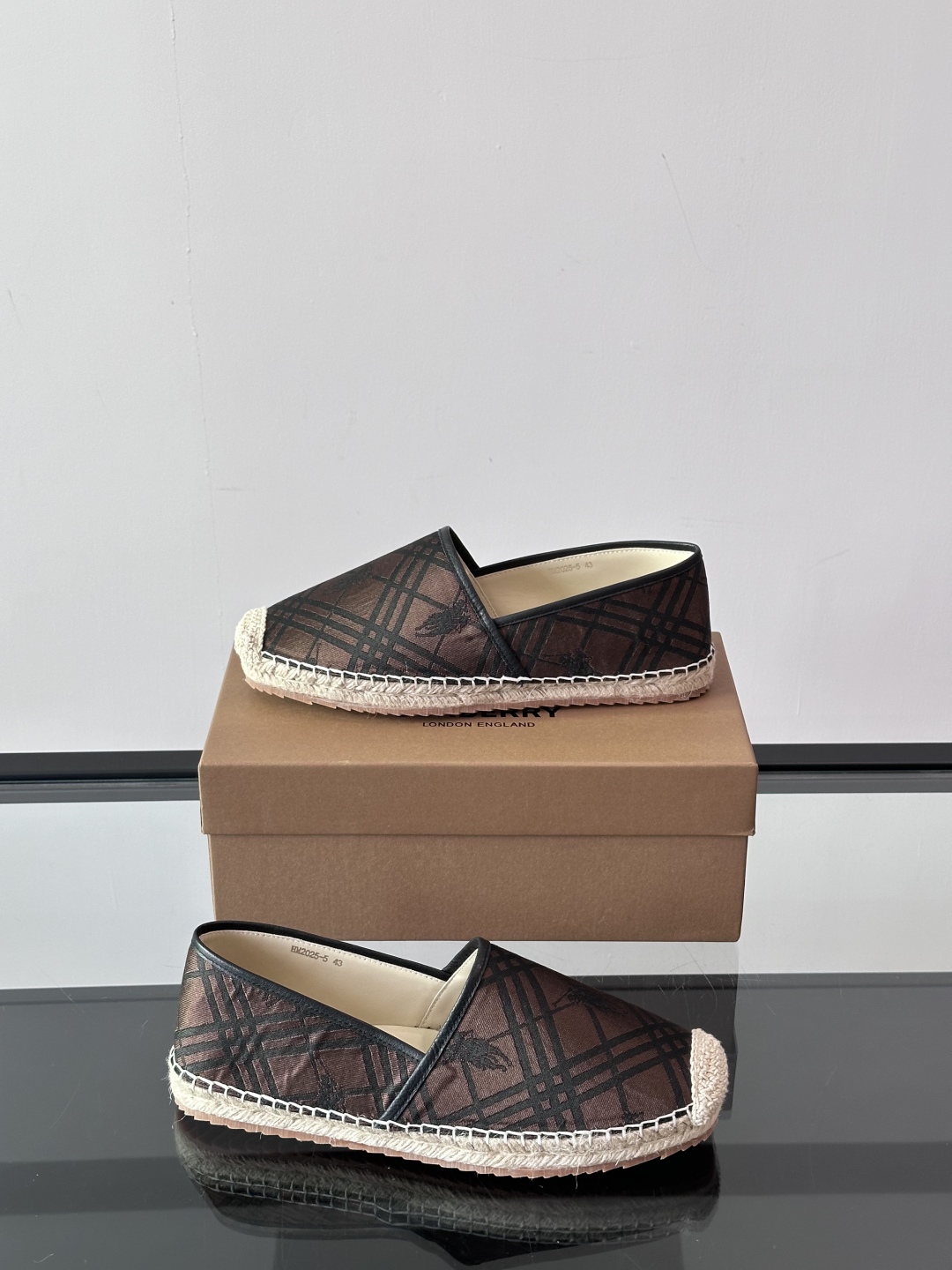 Burberry 帆布格纹一脚蹬男鞋👞！鞋面依旧是经典Vintage格纹设计，内里小牛皮 垫脚也是小牛皮